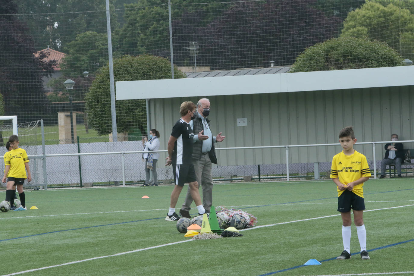 Vicente del Bosque, seleccionador nacional de fútbol con el que España ganó su primer y único Mundial del deporte rey, ha impartido este domingo una 'master class' frente a un centenar de niños y niñas de Noreña. 