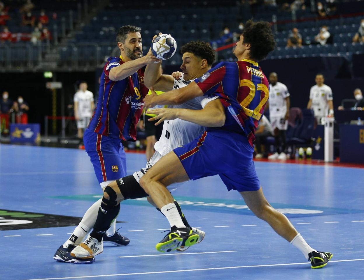 Raúl Entrerríos y Thiagus Petrus tratan de frenar a Theo Monar. 