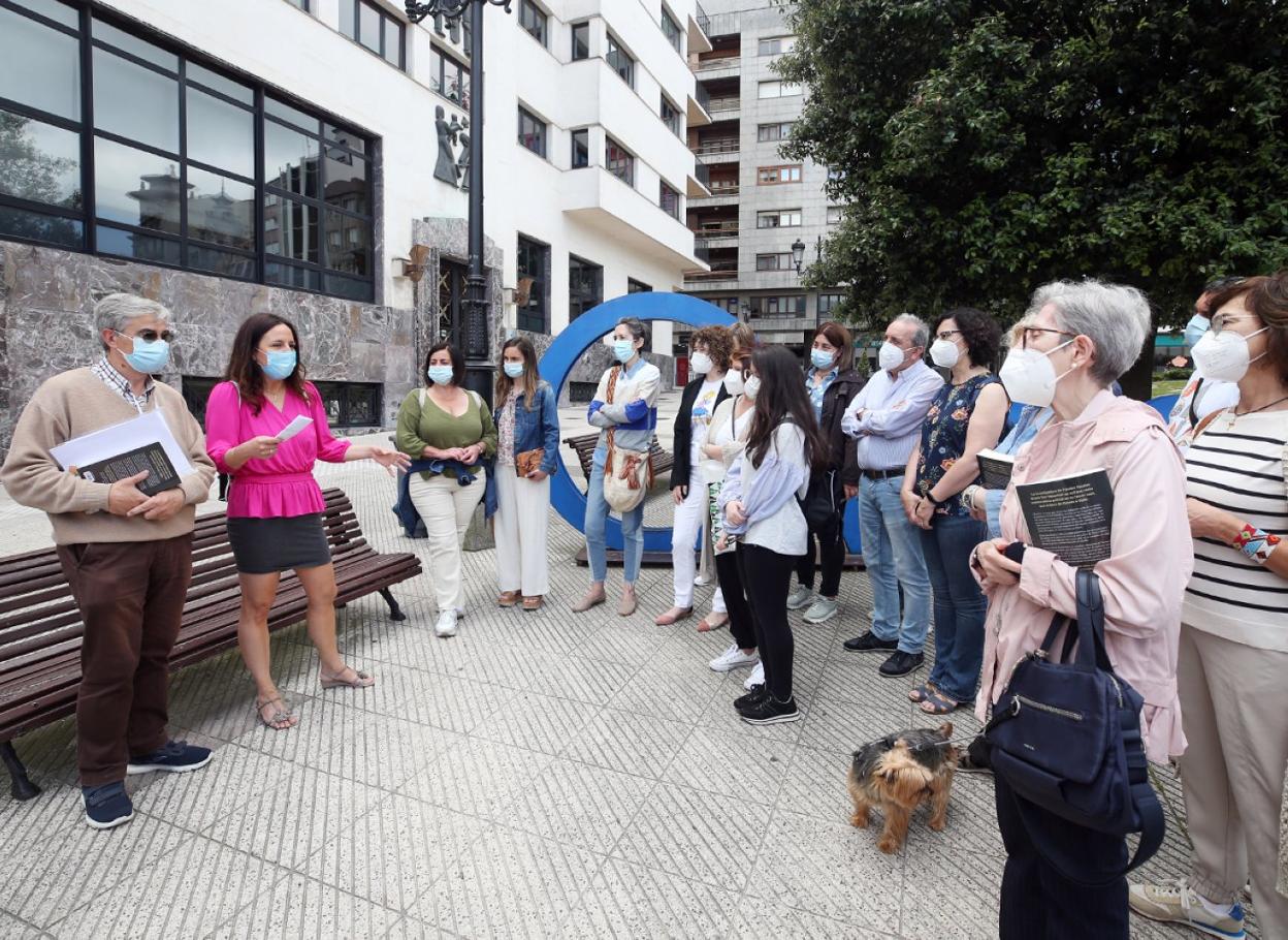 Una treintena de personas participaron en la ruta literaria. 