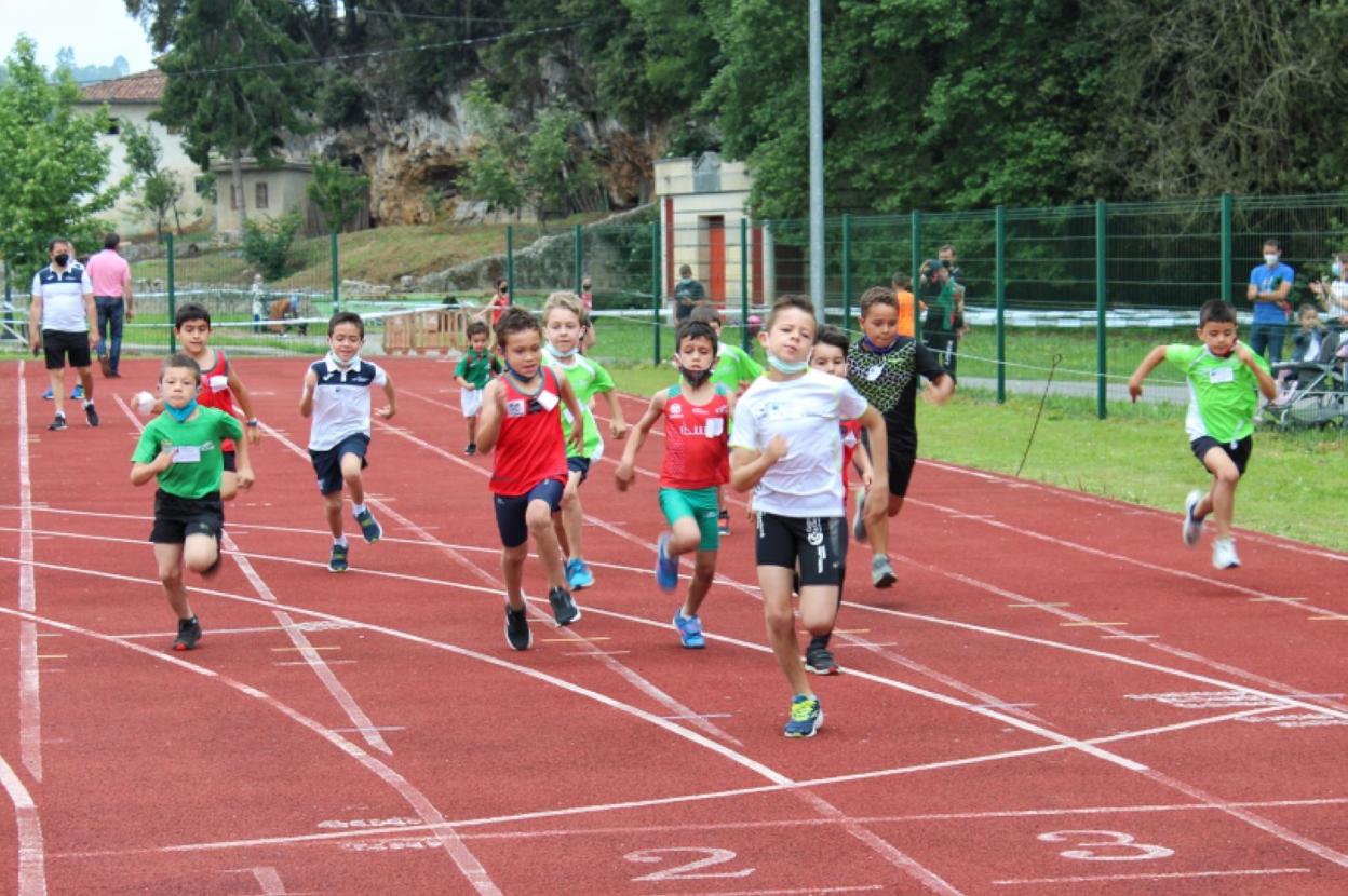 Los niños regresaron a la pista de La Corredoria con energía tras más de un año sin cross. 