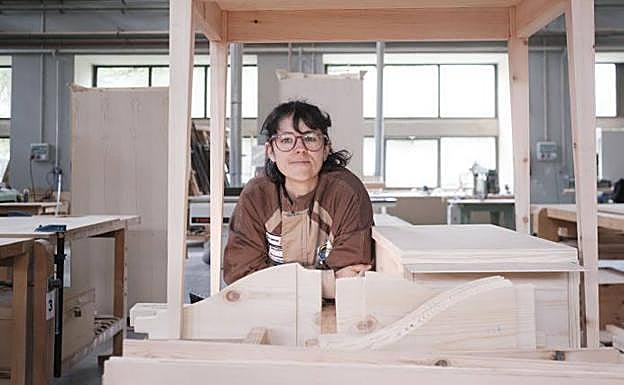 Imagen principal - Arriba, Beatriz Ocaña, entre madera y muebles; abajo, Alejandra Berdayes, tornera fresadora, y Naiara Soengas, en el taller de soldadura. 