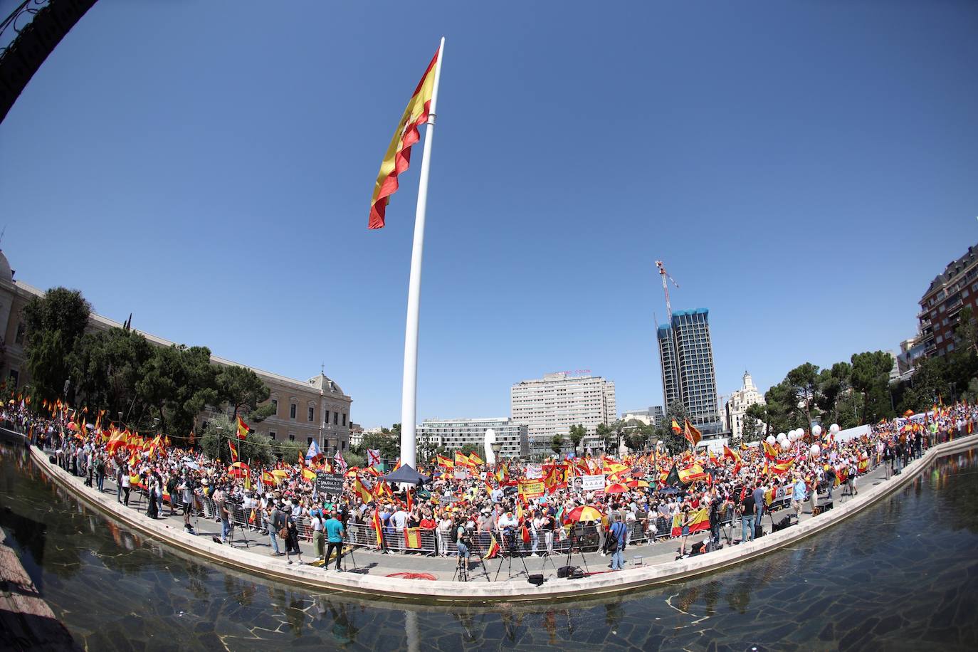Miles de personas se han manifestado en la plaza de Colón de Madrid contra los indultos a los presos del procés. Entre los asistentes, los líderes del PP, Pablo Casado, Vox, Santiago Abascal, y Ciudadanos, Inés Arrimadas.
