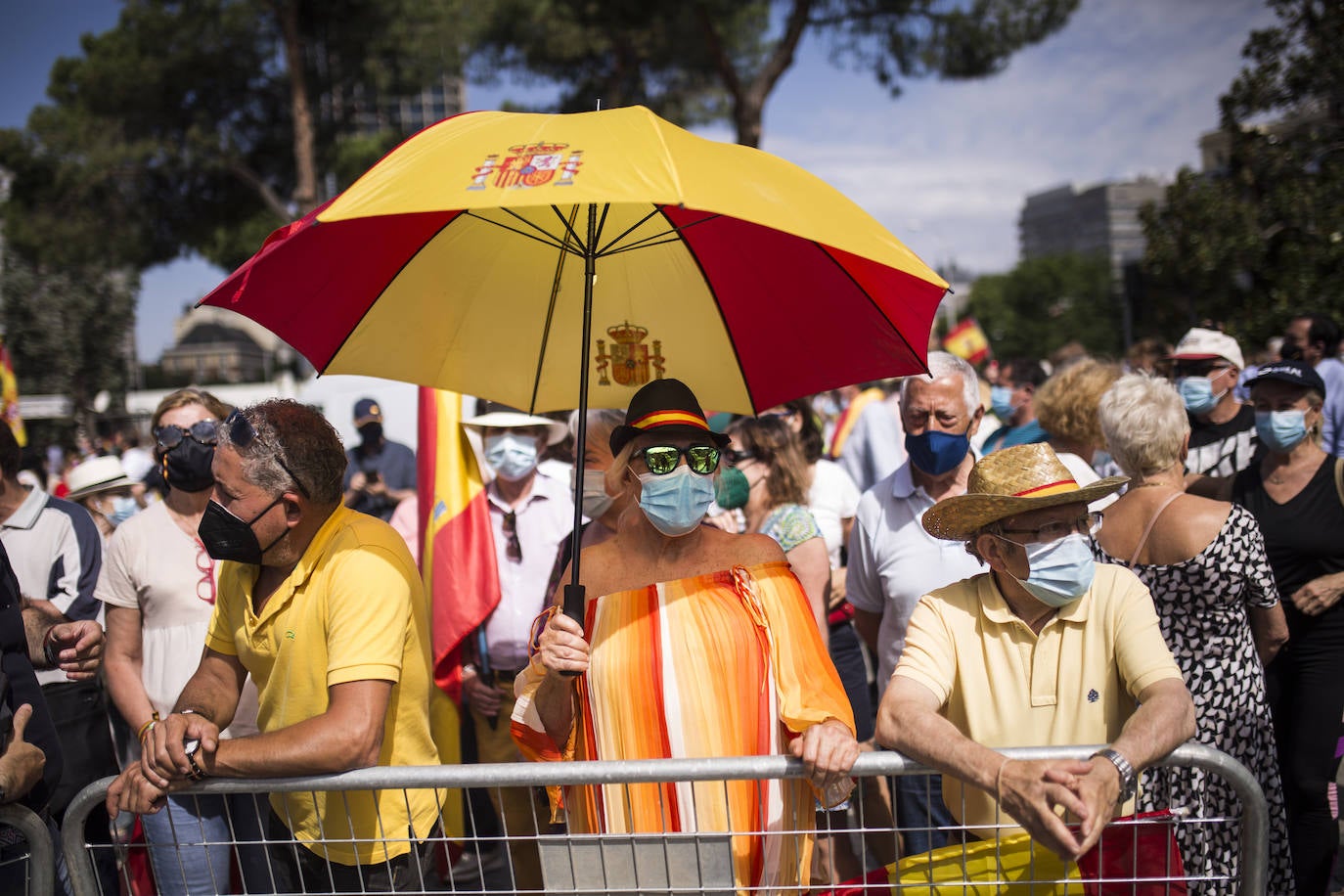 Miles de personas se han manifestado en la plaza de Colón de Madrid contra los indultos a los presos del procés. Entre los asistentes, los líderes del PP, Pablo Casado, Vox, Santiago Abascal, y Ciudadanos, Inés Arrimadas.