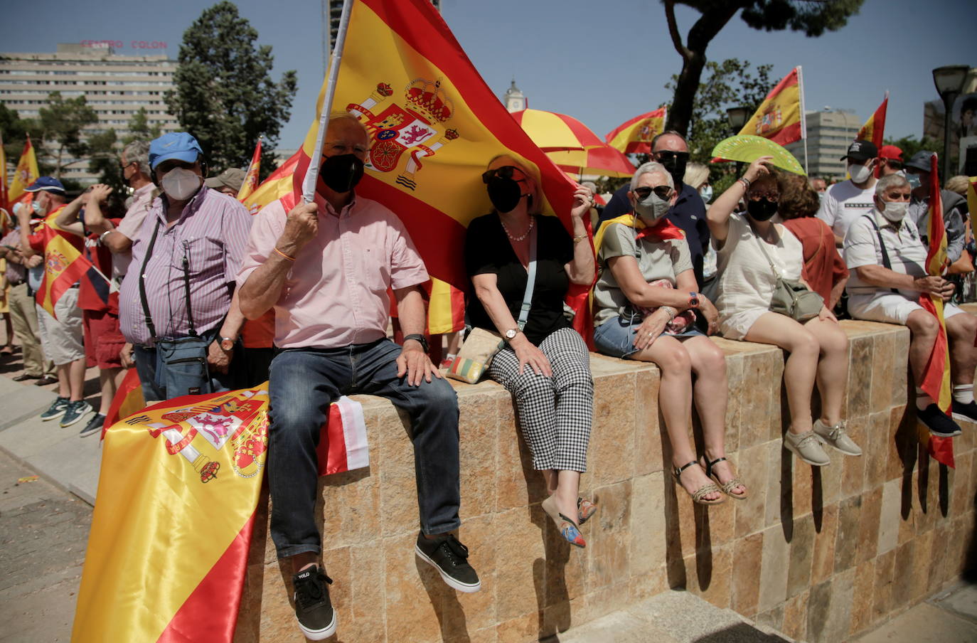 Miles de personas se han manifestado en la plaza de Colón de Madrid contra los indultos a los presos del procés. Entre los asistentes, los líderes del PP, Pablo Casado, Vox, Santiago Abascal, y Ciudadanos, Inés Arrimadas.