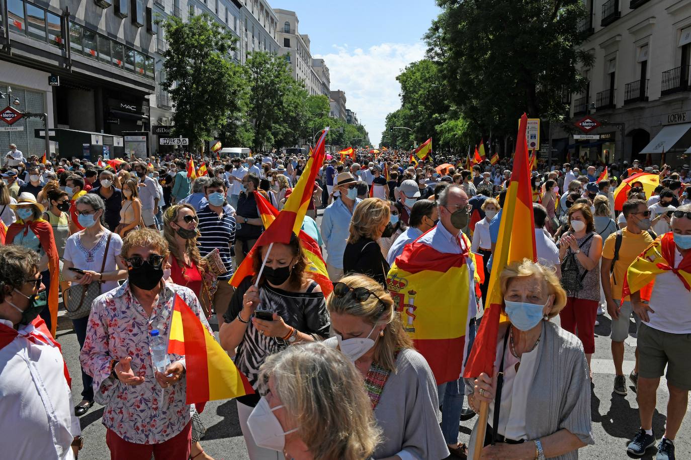 Miles de personas se han manifestado en la plaza de Colón de Madrid contra los indultos a los presos del procés. Entre los asistentes, los líderes del PP, Pablo Casado, Vox, Santiago Abascal, y Ciudadanos, Inés Arrimadas.