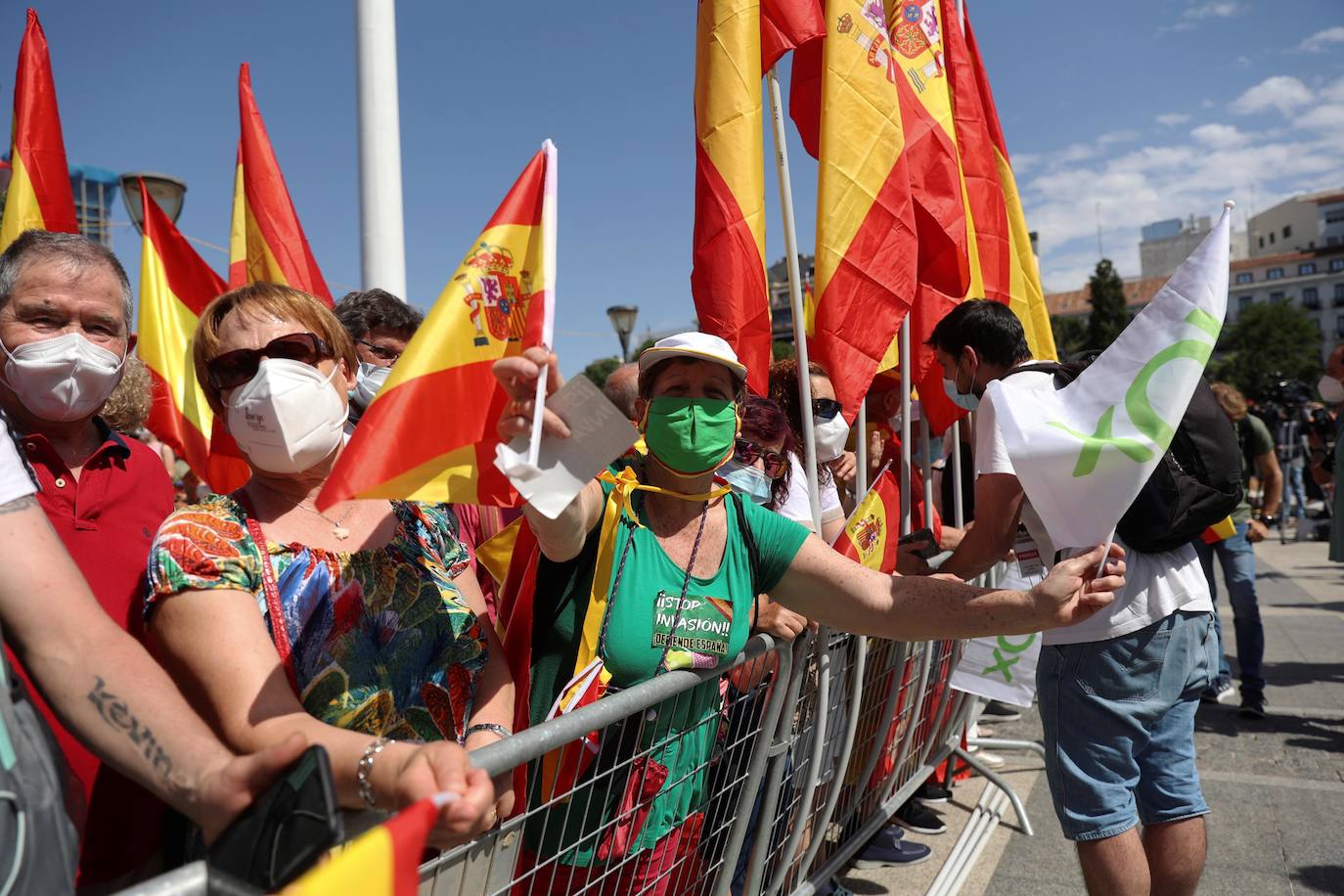 Miles de personas se han manifestado en la plaza de Colón de Madrid contra los indultos a los presos del procés. Entre los asistentes, los líderes del PP, Pablo Casado, Vox, Santiago Abascal, y Ciudadanos, Inés Arrimadas.
