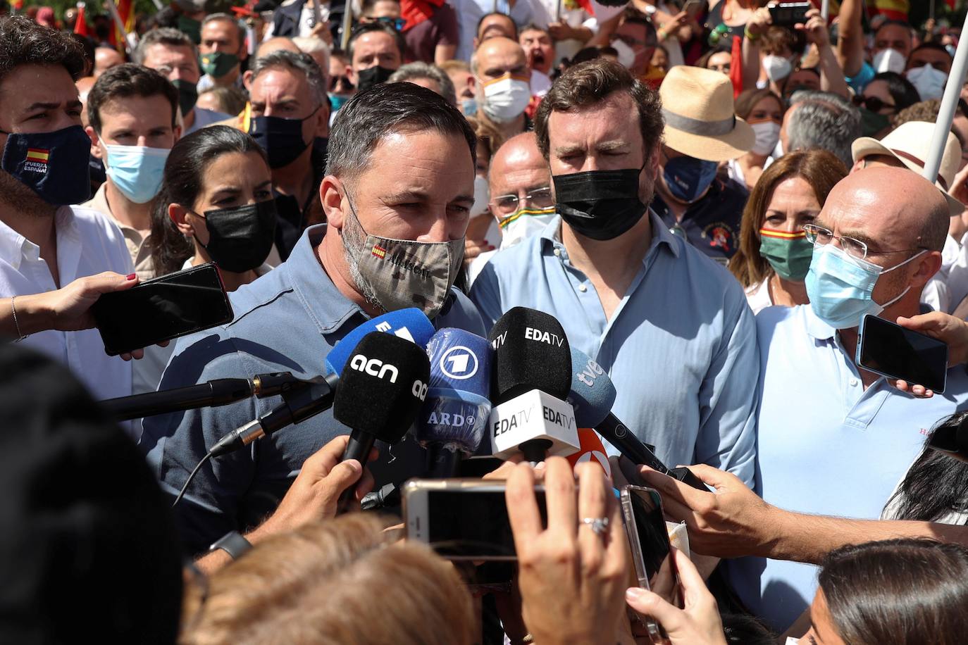 Miles de personas se han manifestado en la plaza de Colón de Madrid contra los indultos a los presos del procés. Entre los asistentes, los líderes del PP, Pablo Casado, Vox, Santiago Abascal, y Ciudadanos, Inés Arrimadas.