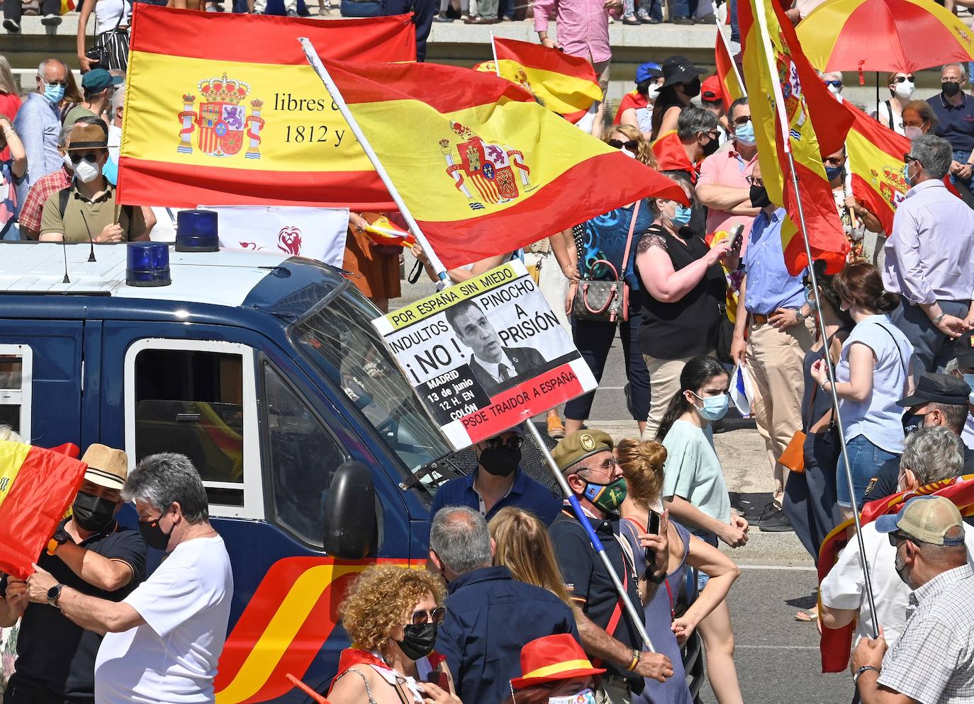 Miles de personas se han manifestado en la plaza de Colón de Madrid contra los indultos a los presos del procés. Entre los asistentes, los líderes del PP, Pablo Casado, Vox, Santiago Abascal, y Ciudadanos, Inés Arrimadas.