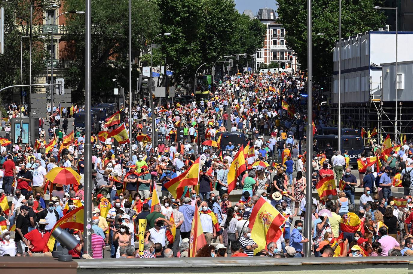 Miles de personas se han manifestado en la plaza de Colón de Madrid contra los indultos a los presos del procés. Entre los asistentes, los líderes del PP, Pablo Casado, Vox, Santiago Abascal, y Ciudadanos, Inés Arrimadas.