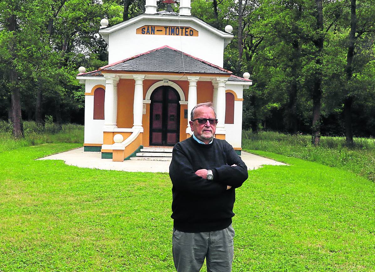 22 agosto San Timoteo. Tono Álvarez, delante de la ermita de San Timoteo, donde habitualmente se congregan los romeros con sus chambrones y bastones. Este año se quedará, otra vez, sin su ambiente festivo.