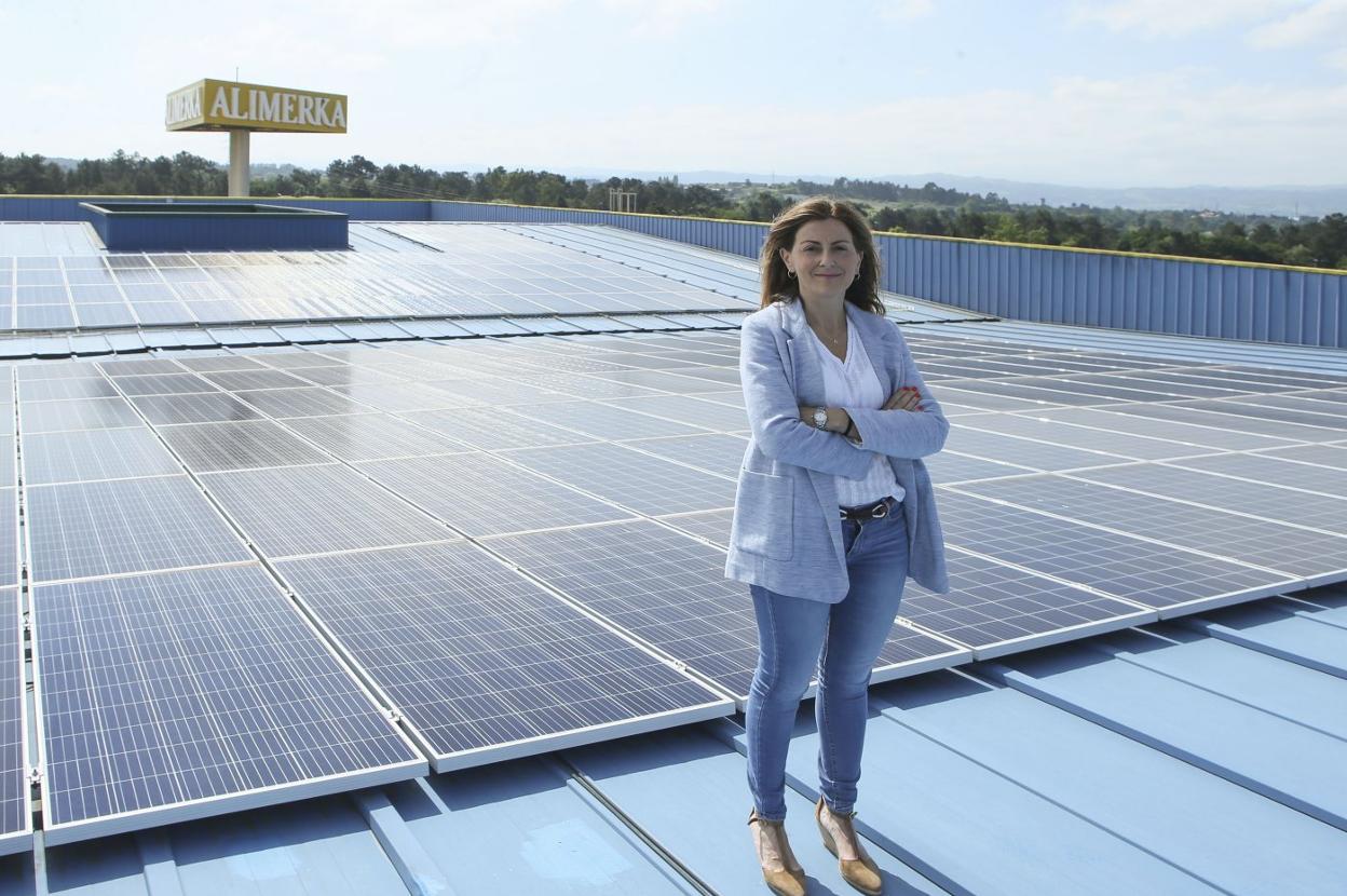 Paula Díaz-Caneja, junto a la mayor instalación fotovoltaica de Asturias, en el centro logístico de Alimerka. 