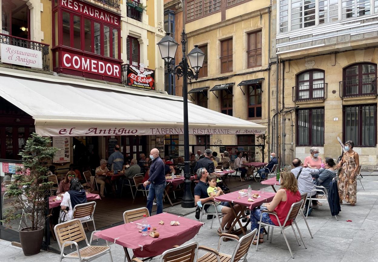 La terraza de un restaurante próximo a la plaza Mayor, llena de clientes, ayer, a la hora de la comida. 