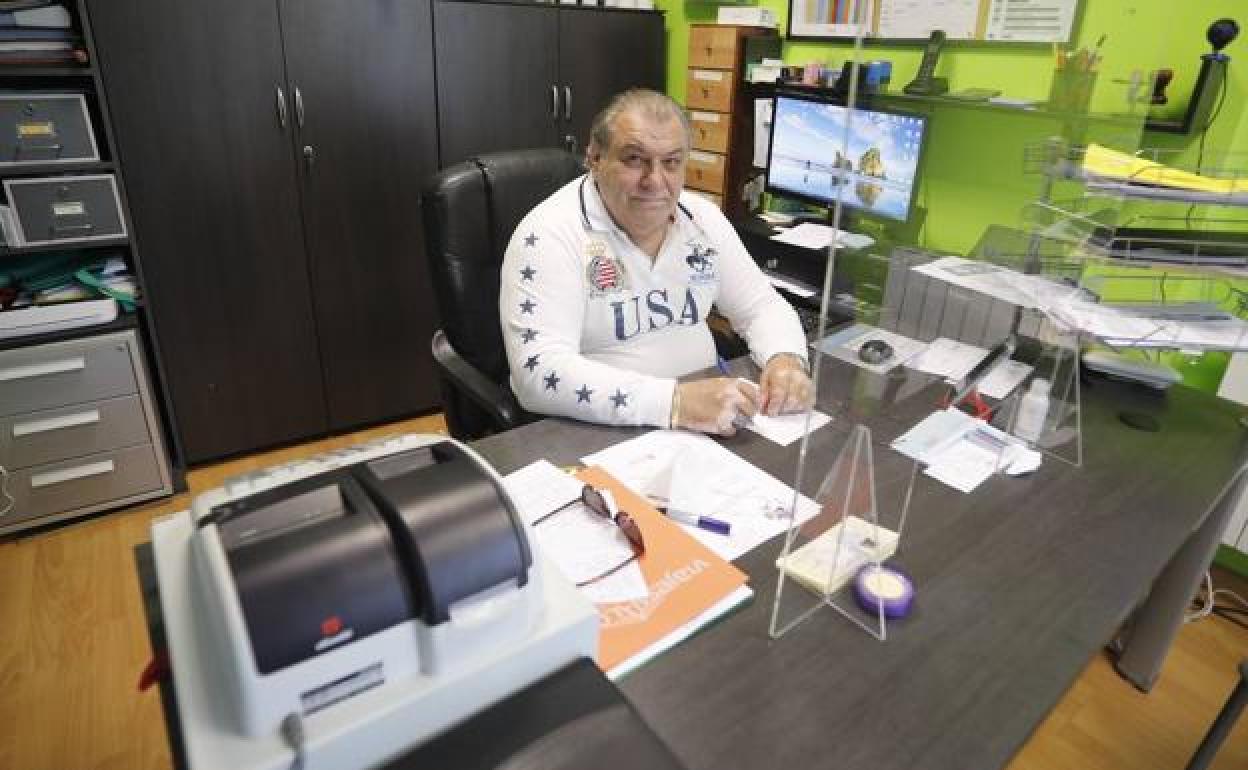 Manuel Turrado, en la sede de la asociación vecinal de Sotrondio.