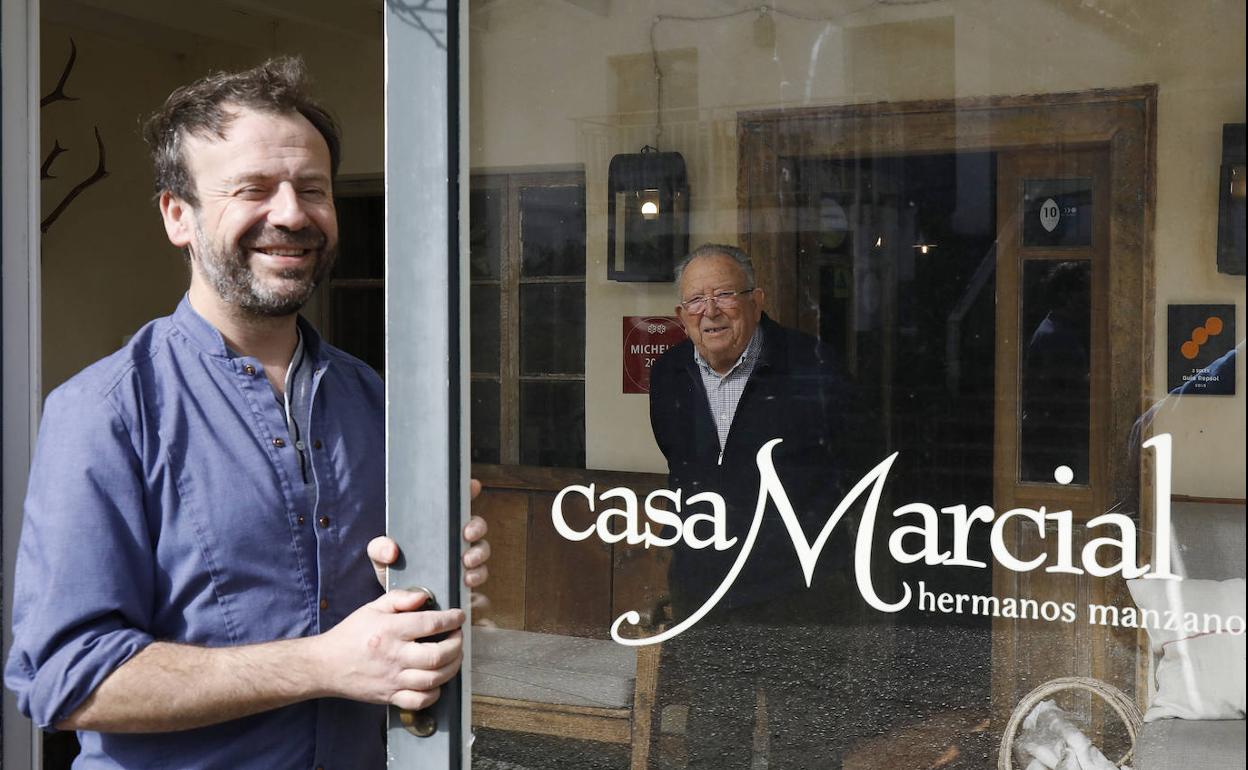 Nacho Manzano, en la puerta de su restaurante Casa Marcial 