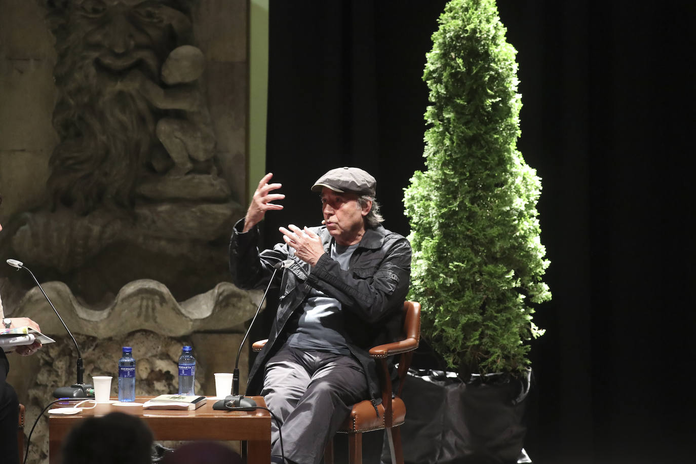 Joan Manuel Serrat presentó en el prolegómeno de la Feria del Libro de Gijón la antología de la obra de su amigo Mario Benedetti.