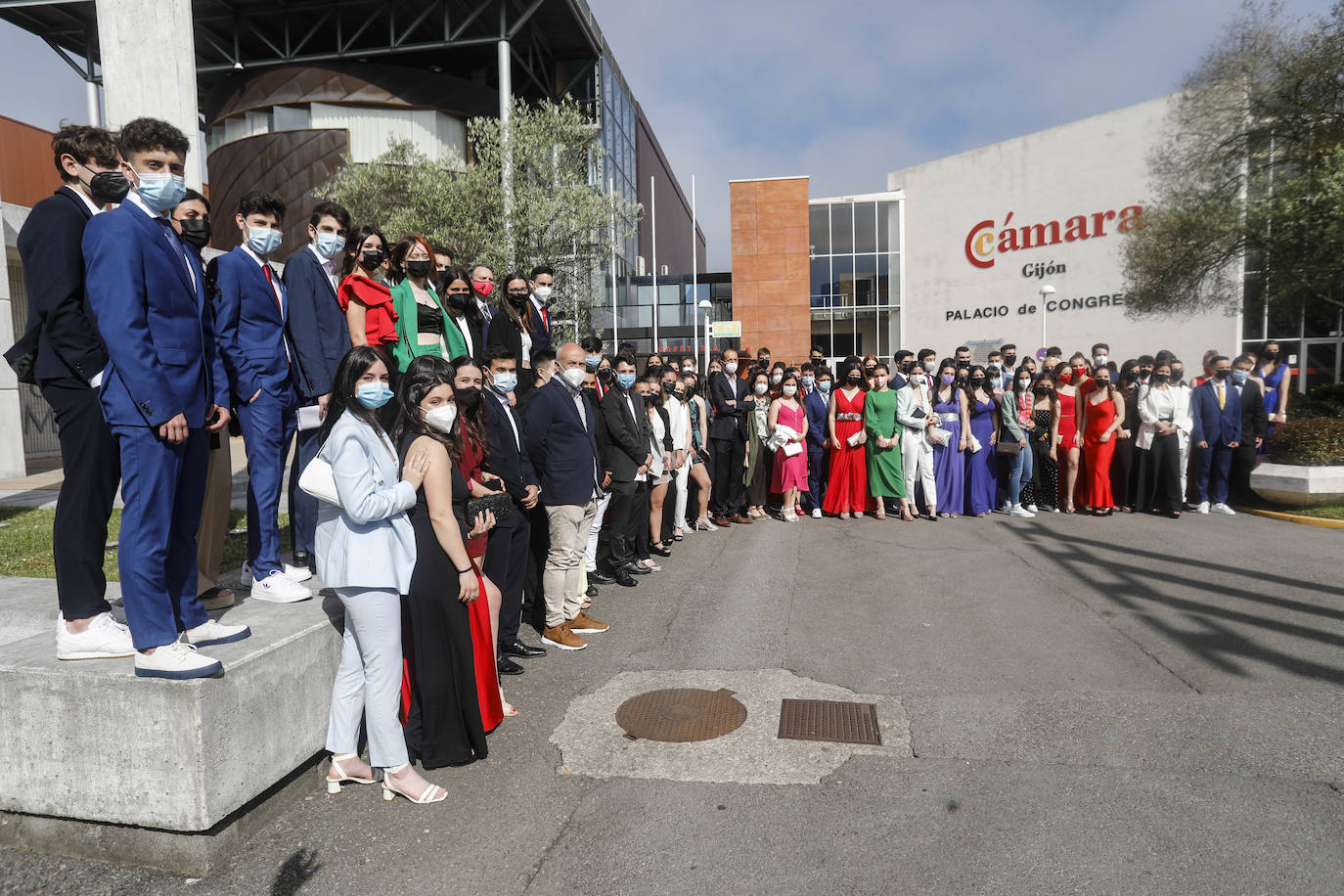 Los alumnos del IES Montevil celebraron este martes el acto de graduación en el recinto ferial Luis Adaro.