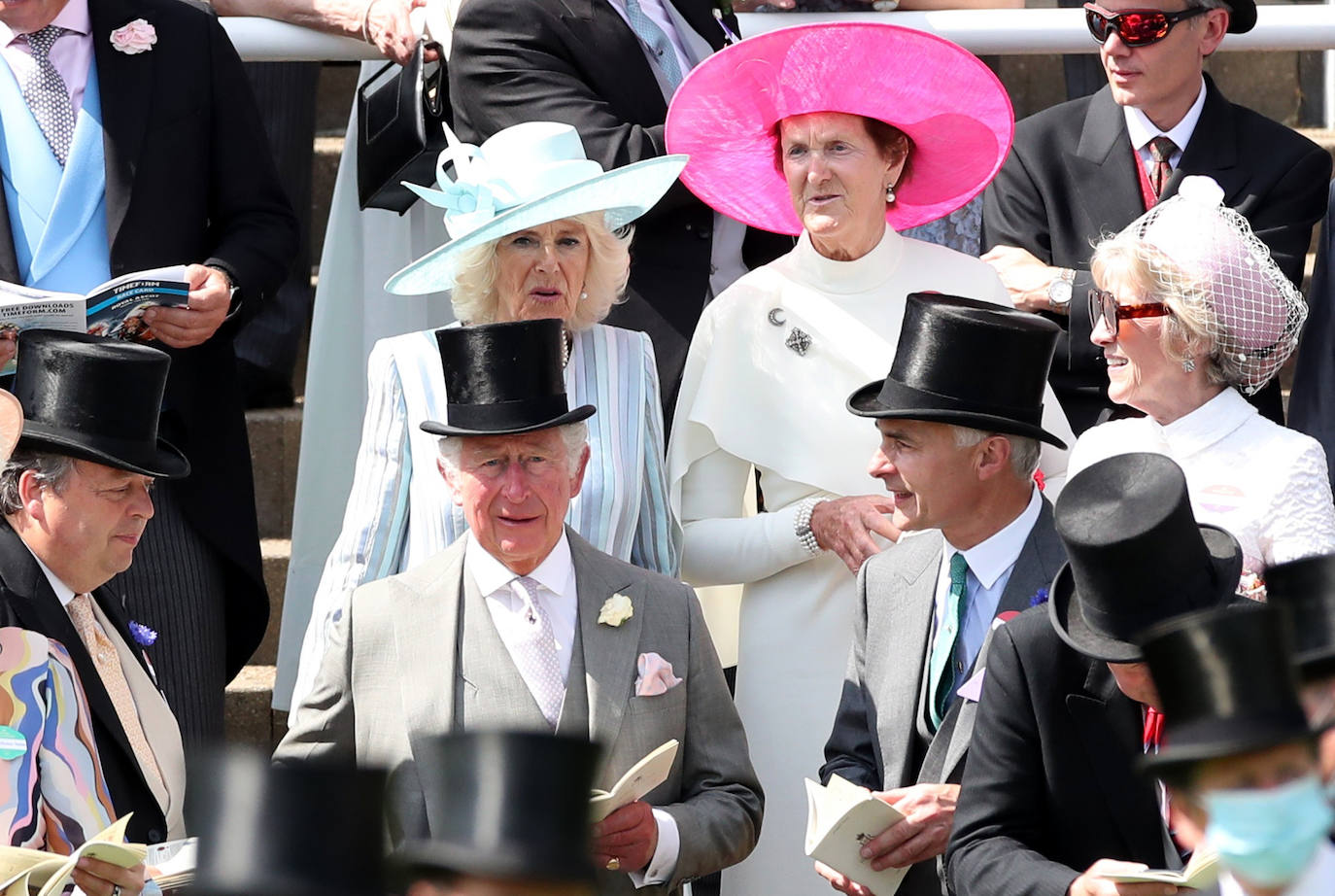 Las carreras de caballos de Ascot representan uno de los grandes acontecimientos sociales del Reino Unido. Durante tres jornadas la alta sociedad británica se reune en esta cita ecuestre que se ha convertido en un espectáculo de lujo, glamour y excesos donde los sombreros son los protagonistas. 