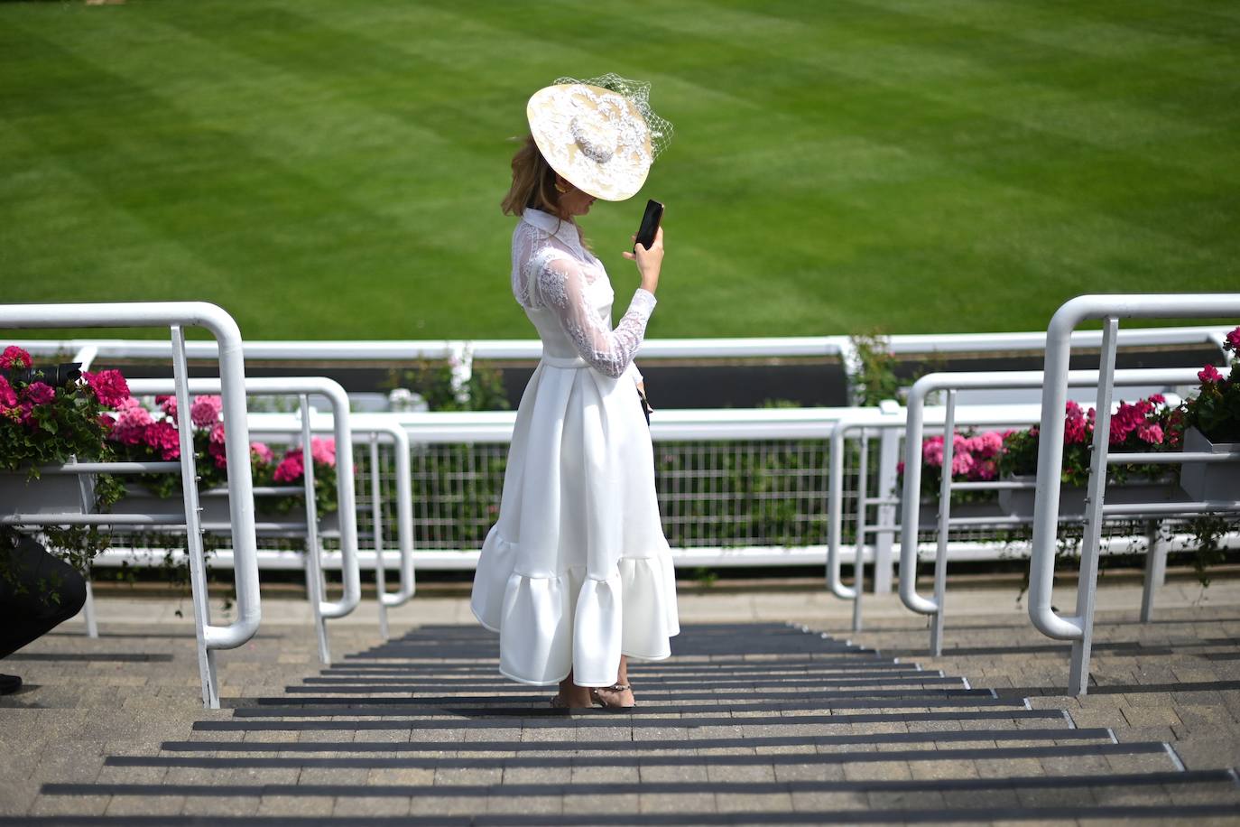 Las carreras de caballos de Ascot representan uno de los grandes acontecimientos sociales del Reino Unido. Durante tres jornadas la alta sociedad británica se reune en esta cita ecuestre que se ha convertido en un espectáculo de lujo, glamour y excesos donde los sombreros son los protagonistas. 