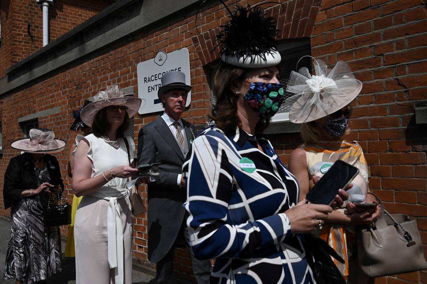 Las carreras de caballos de Ascot representan uno de los grandes acontecimientos sociales del Reino Unido. Durante tres jornadas la alta sociedad británica se reune en esta cita ecuestre que se ha convertido en un espectáculo de lujo, glamour y excesos donde los sombreros son los protagonistas. 