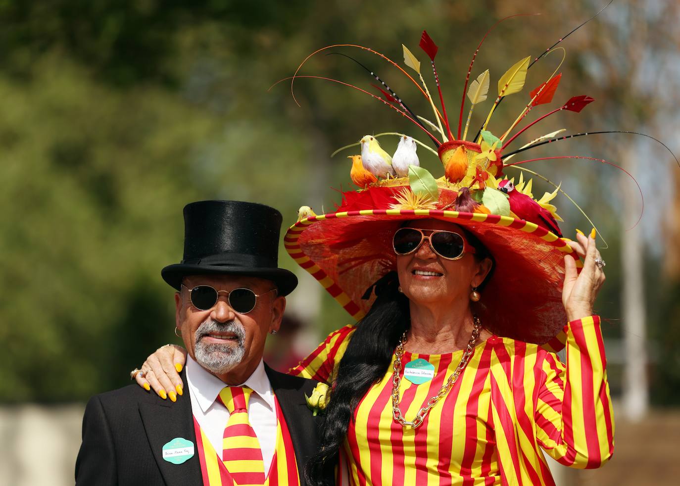 Las carreras de caballos de Ascot representan uno de los grandes acontecimientos sociales del Reino Unido. Durante tres jornadas la alta sociedad británica se reune en esta cita ecuestre que se ha convertido en un espectáculo de lujo, glamour y excesos donde los sombreros son los protagonistas. 