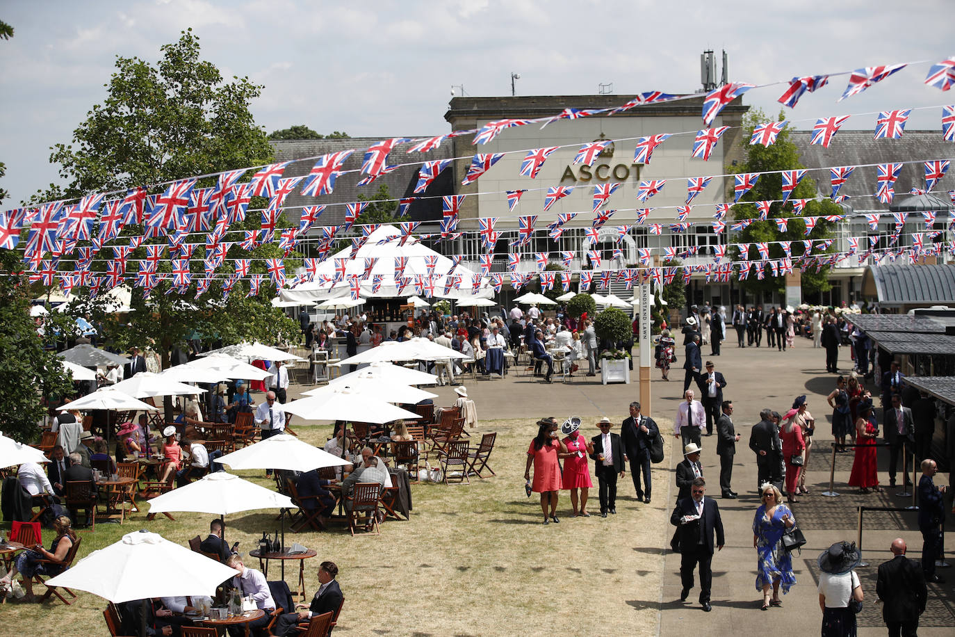 Las carreras de caballos de Ascot representan uno de los grandes acontecimientos sociales del Reino Unido. Durante tres jornadas la alta sociedad británica se reune en esta cita ecuestre que se ha convertido en un espectáculo de lujo, glamour y excesos donde los sombreros son los protagonistas. 