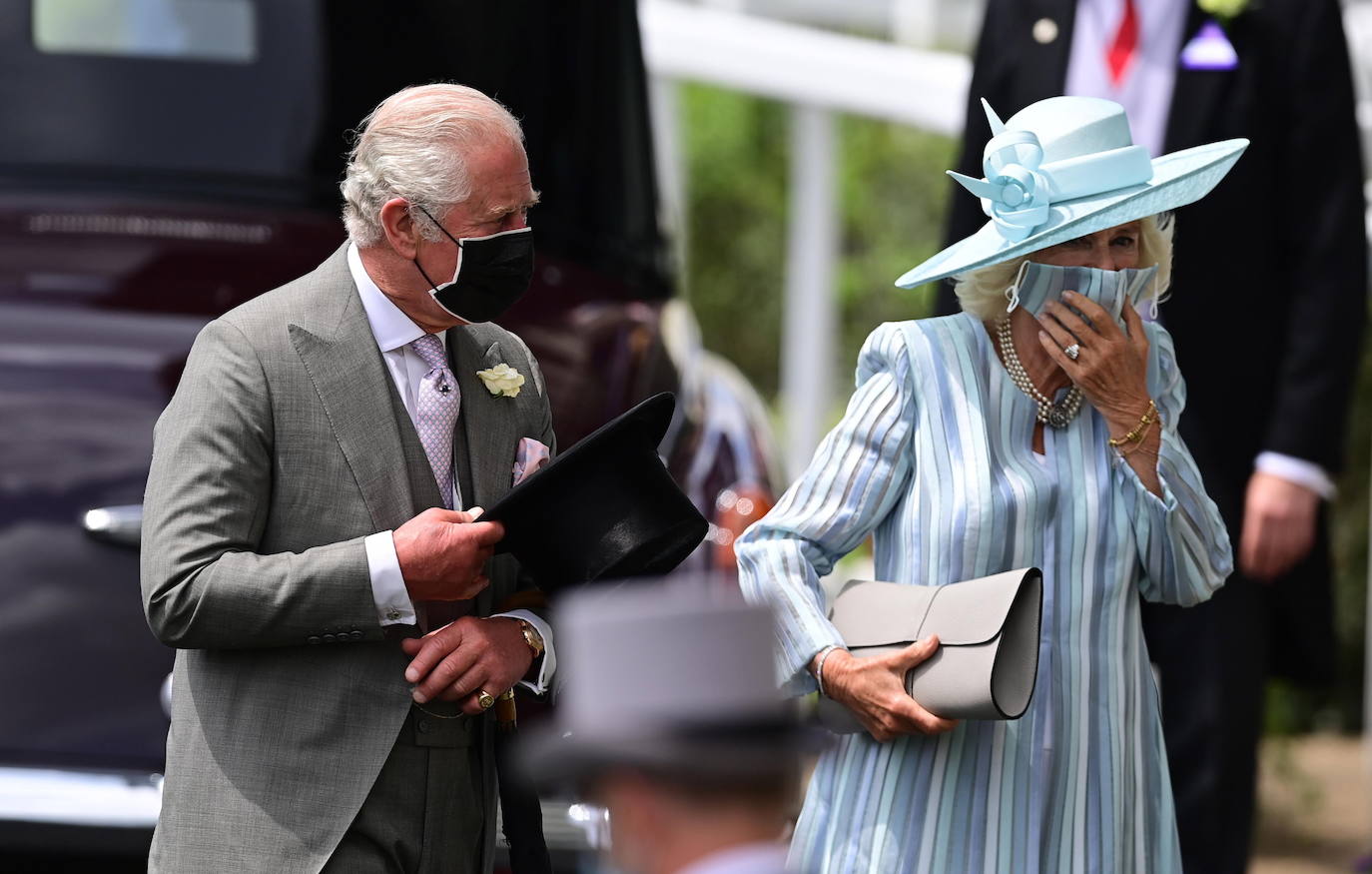 Las carreras de caballos de Ascot representan uno de los grandes acontecimientos sociales del Reino Unido. Durante tres jornadas la alta sociedad británica se reune en esta cita ecuestre que se ha convertido en un espectáculo de lujo, glamour y excesos donde los sombreros son los protagonistas. 