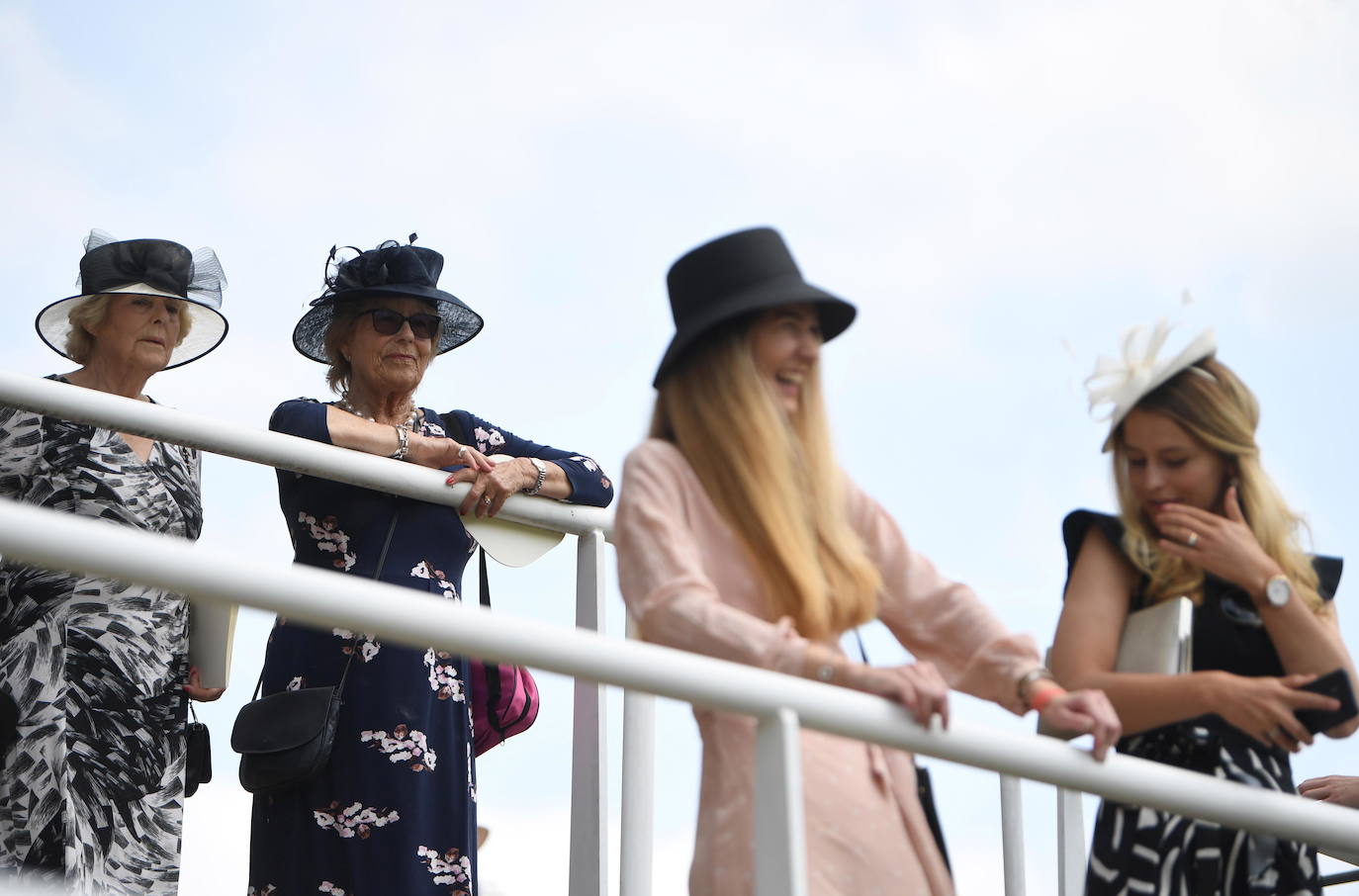 Las carreras de caballos de Ascot representan uno de los grandes acontecimientos sociales del Reino Unido. Durante tres jornadas la alta sociedad británica se reune en esta cita ecuestre que se ha convertido en un espectáculo de lujo, glamour y excesos donde los sombreros son los protagonistas. 