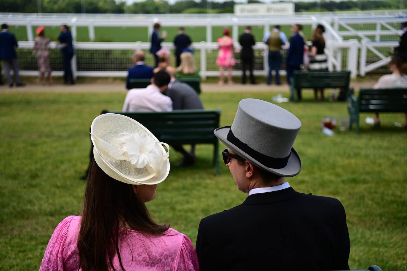 Las carreras de caballos de Ascot representan uno de los grandes acontecimientos sociales del Reino Unido. Durante tres jornadas la alta sociedad británica se reune en esta cita ecuestre que se ha convertido en un espectáculo de lujo, glamour y excesos donde los sombreros son los protagonistas. 