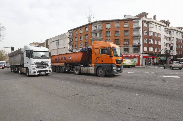 Camiones en la avenida de la Argentina.