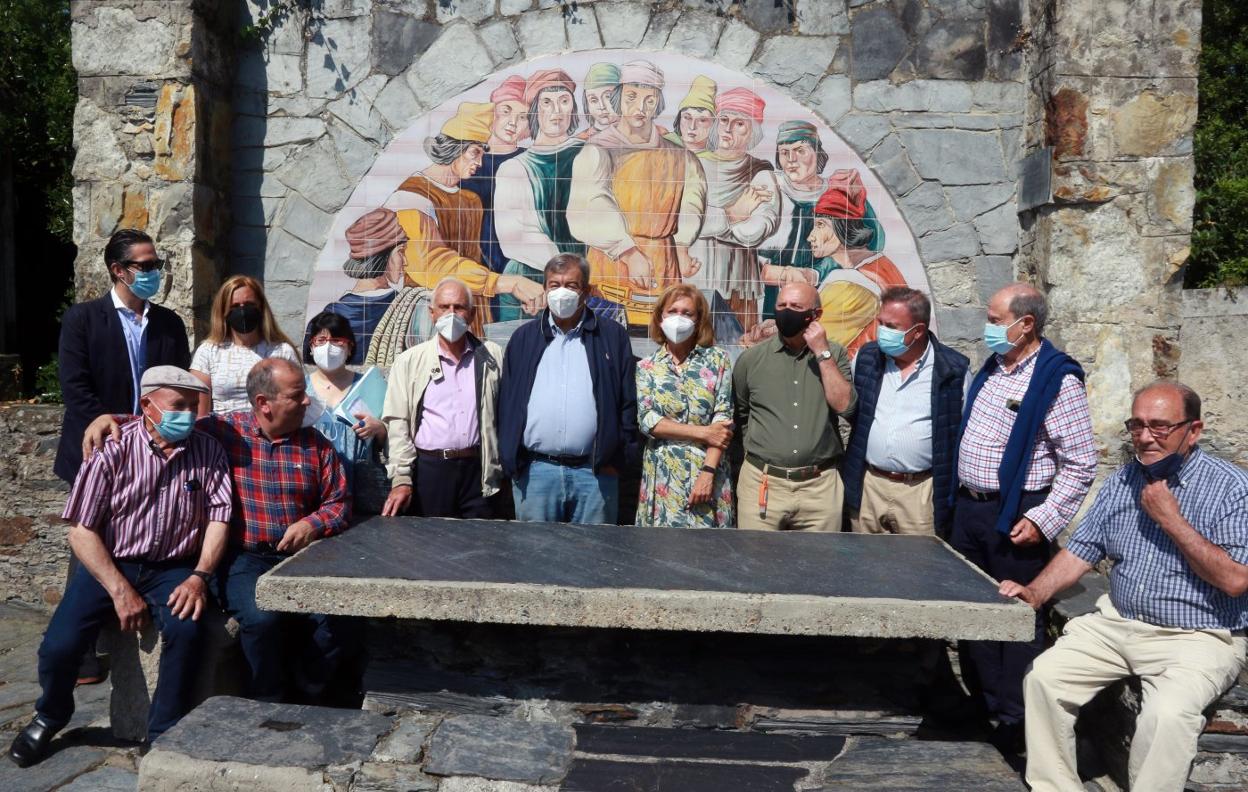 Francisco Álvarez-Cascos, con afiliados y dirigentes locales de Foro, en la Mesa de Mareantes de Luarca, donde ayer firmó su baja como afiliado. 