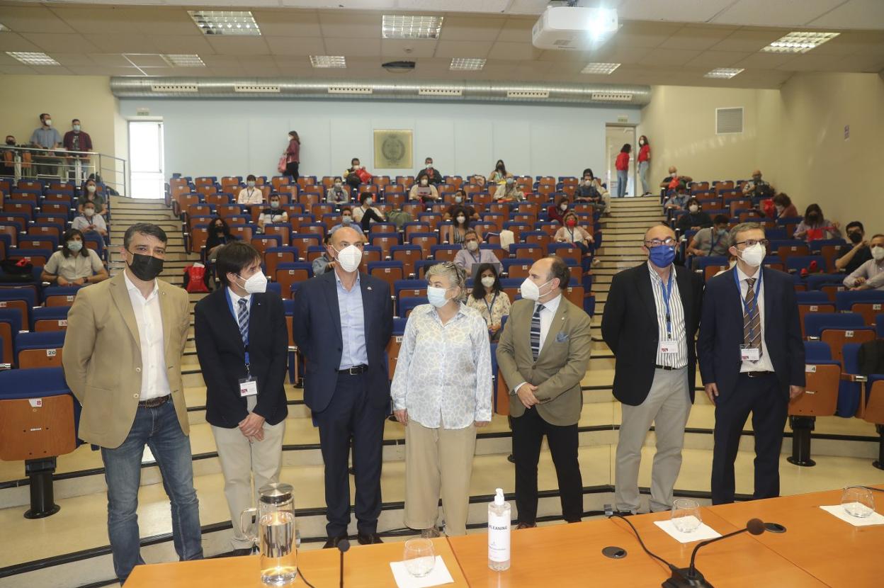 Juan Carlos Campo, director de la EPI; Manuel J. Castro, presidente de la Sociedad Española de Matemática Aplicada; Pedro Alonso, vicerrector de Profesorado; la alcaldesa, Ana González; el rector, Ignacio Villaverde, Jesús Suárez Pérez del Río, director del departamento de Matemáticas de la Universidad de Oviedo y Mariano Mateos Alberdi, presidente del comité científico del XXVI Congreso de Ecuaciones Diferenciales. 