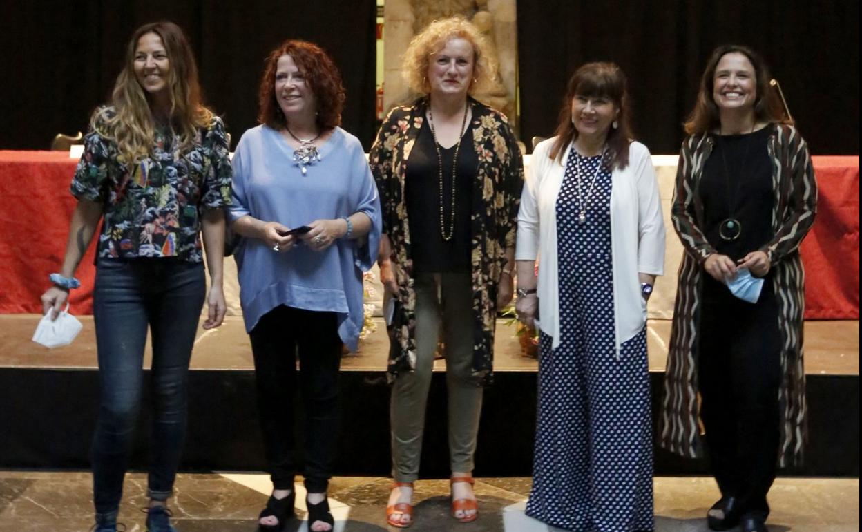 Carlota Suárez, Pilar Sánchez Vicente, Ana Roza, Esther García López y María de Álvaro, ayer en el Antiguo Instituto. 