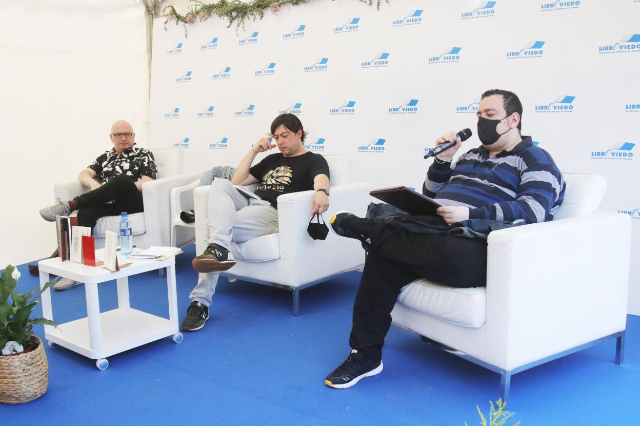 Manolo D. Abad, Rubén Rodríguez y Lauren García, durante la presentación en LibrOviedo. 