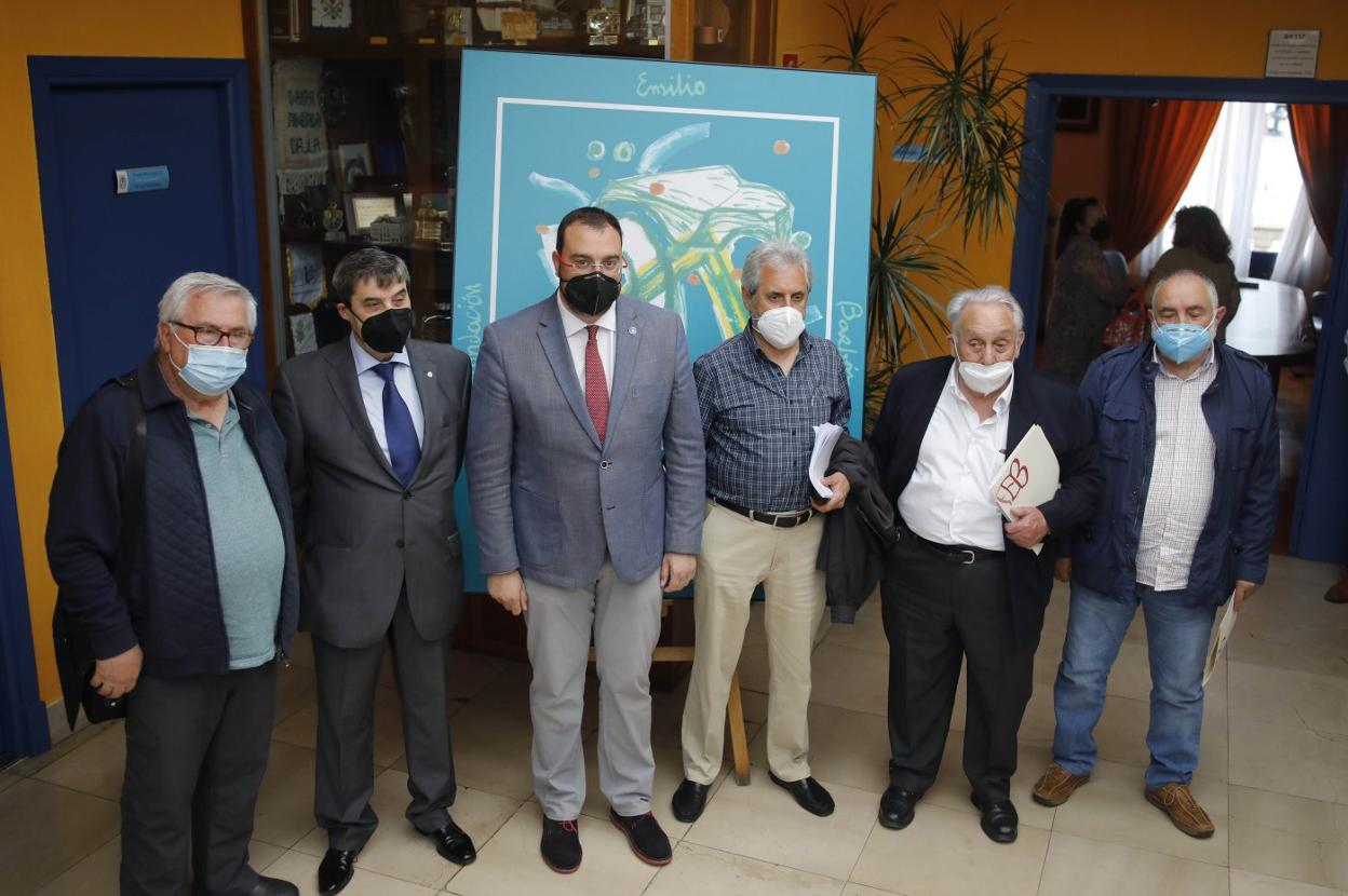 El presidente del Principado, Adrián Barbón, rodeado de los miembros del jurado del premio Emilio Barbón. 