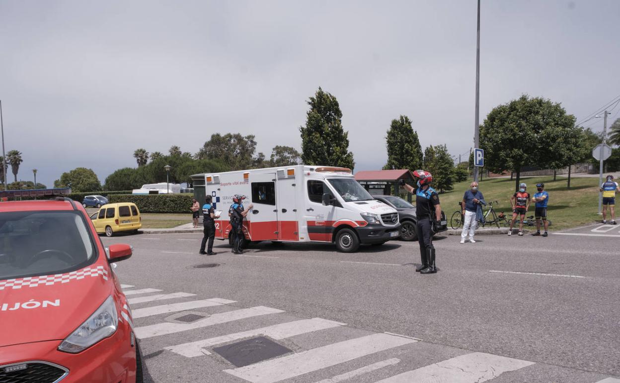 Una ambulancia y efectivos de la Policía Local, en el lugar del accidente. 