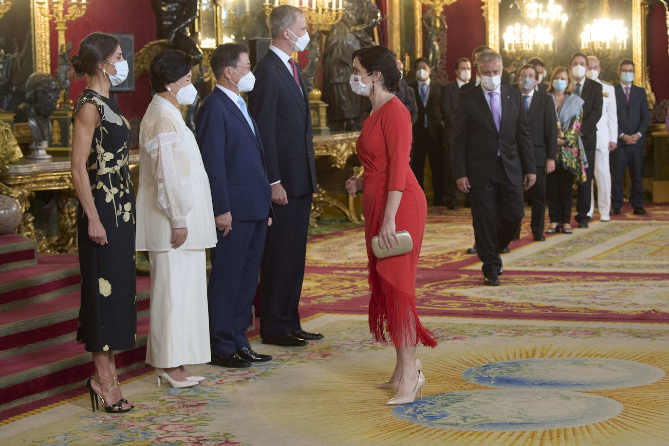 Las máximas autoridades del Estado asistieron a la cena de honor ofrecida al presidente de Corea del Sur, Moon Jae In, de visita oficial en España. Moon y la primera dama surcoreana fueron recibidos a primera hora de la tarde en la Plaza de la Armería del Palacio Real de Madrid con honores militares.