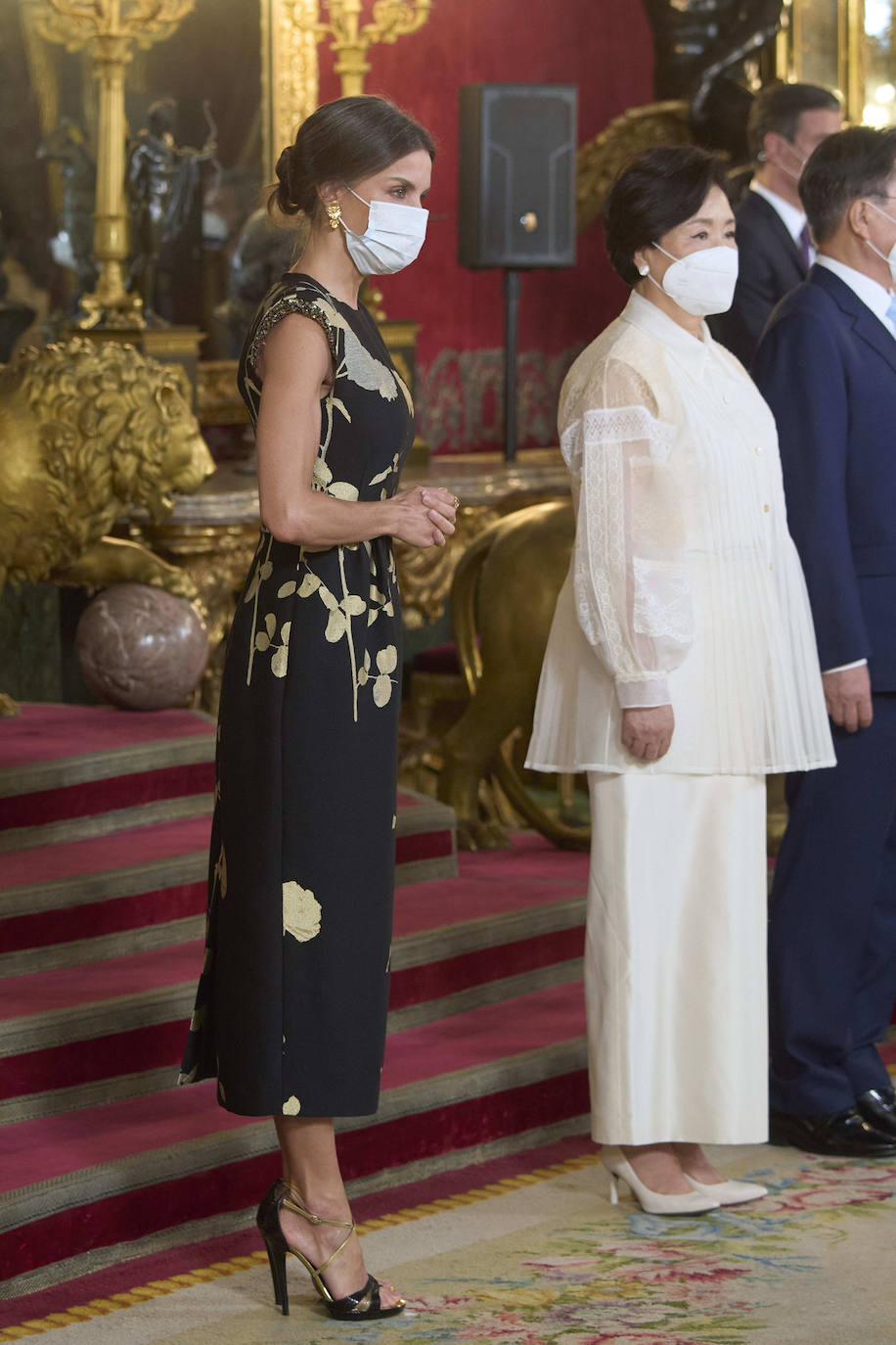 Las máximas autoridades del Estado asistieron a la cena de honor ofrecida al presidente de Corea del Sur, Moon Jae In, de visita oficial en España. Moon y la primera dama surcoreana fueron recibidos a primera hora de la tarde en la Plaza de la Armería del Palacio Real de Madrid con honores militares.