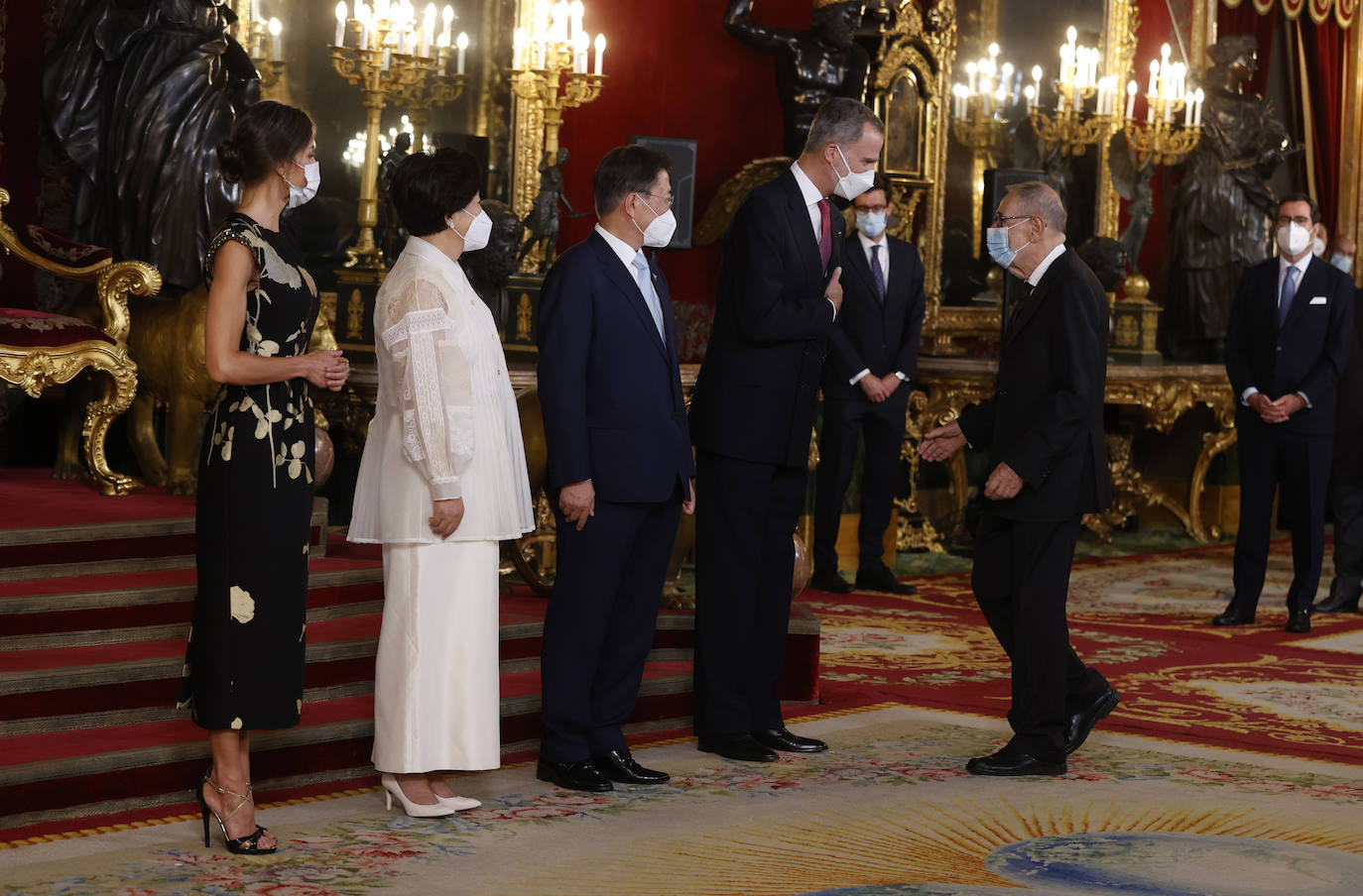 Las máximas autoridades del Estado asistieron a la cena de honor ofrecida al presidente de Corea del Sur, Moon Jae In, de visita oficial en España. Moon y la primera dama surcoreana fueron recibidos a primera hora de la tarde en la Plaza de la Armería del Palacio Real de Madrid con honores militares.