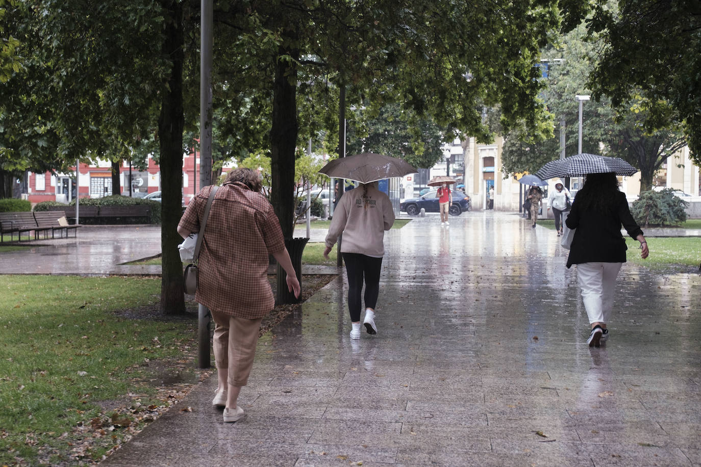 Una fuerte tormenta sorprendió a los asturianos a primera hora de la tarde. La fuerte lluvia caída obligó a cortar la circulación en algunas calles de Oviedo y a trasladar la vacunación en Gijón de El Molinón a Perchera-La Braña.