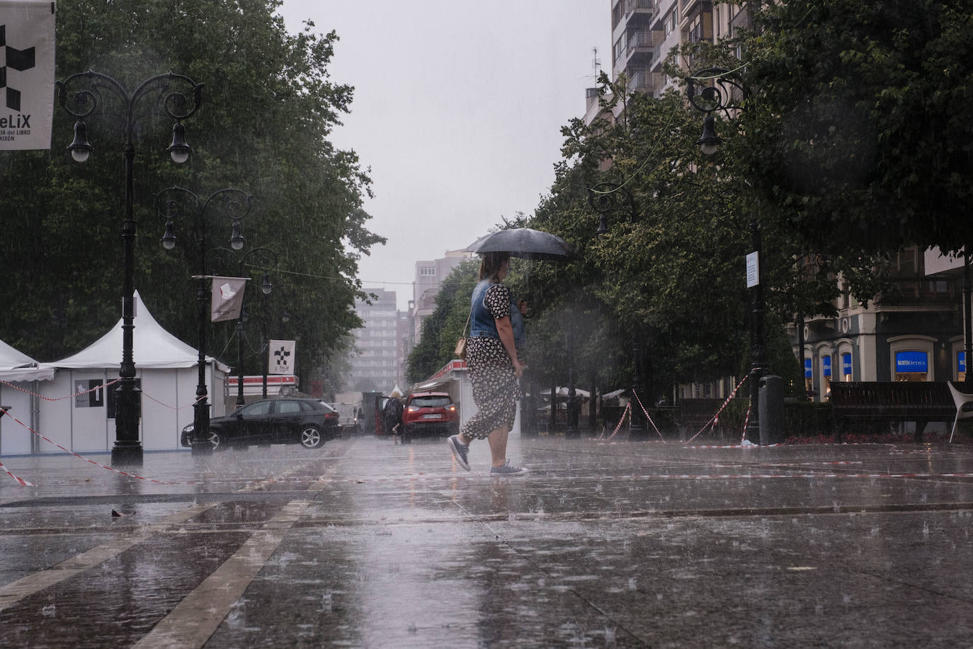 Una fuerte tormenta sorprendió a los asturianos a primera hora de la tarde. La fuerte lluvia caída obligó a cortar la circulación en algunas calles de Oviedo y a trasladar la vacunación en Gijón de El Molinón a Perchera-La Braña.