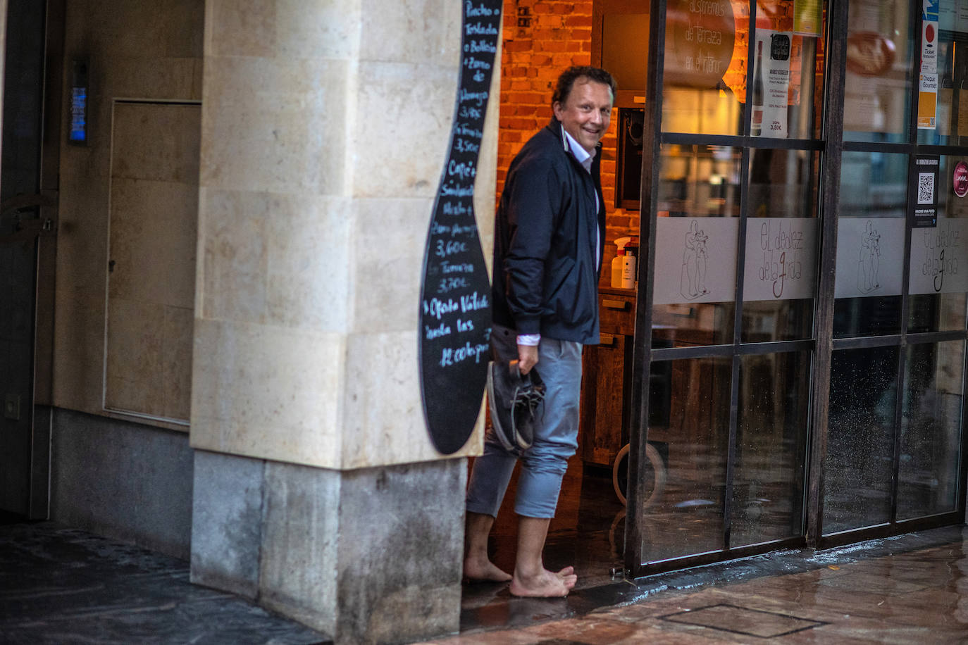 Una fuerte tormenta sorprendió a los asturianos a primera hora de la tarde. La fuerte lluvia caída obligó a cortar la circulación en algunas calles de Oviedo y a trasladar la vacunación en Gijón de El Molinón a Perchera-La Braña.