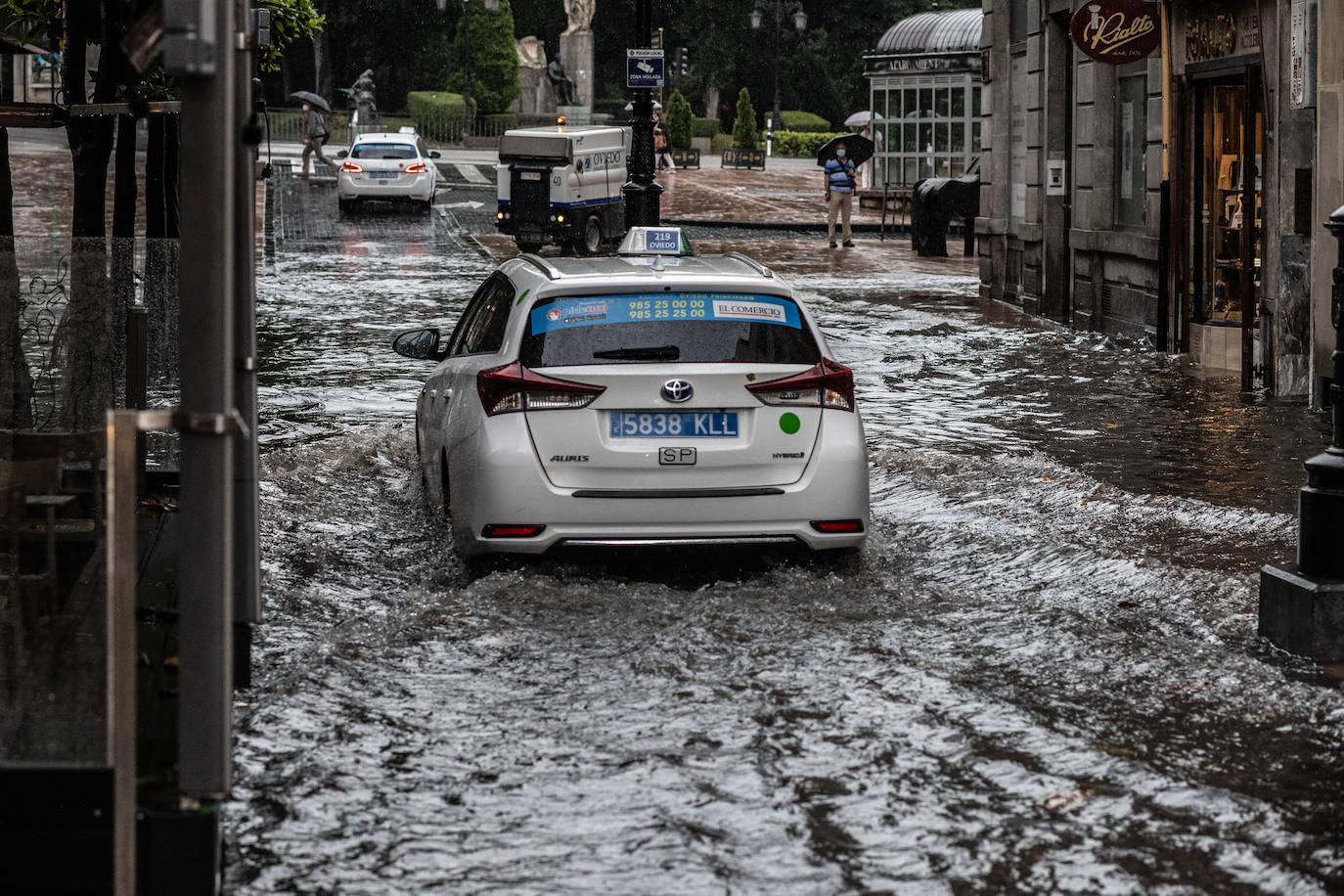 Una fuerte tormenta sorprendió a los asturianos a primera hora de la tarde. La fuerte lluvia caída obligó a cortar la circulación en algunas calles de Oviedo y a trasladar la vacunación en Gijón de El Molinón a Perchera-La Braña.