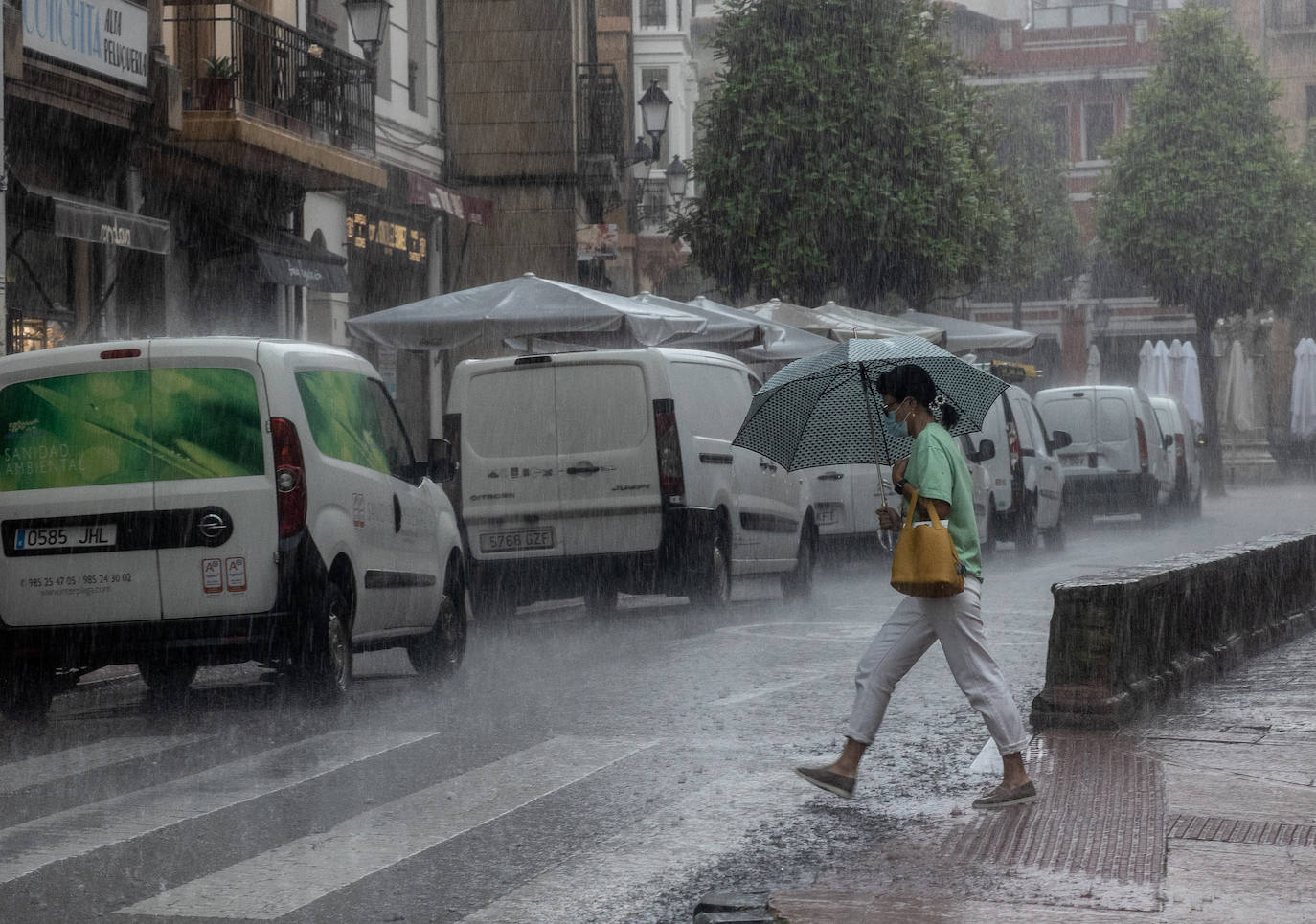 Una fuerte tormenta sorprendió a los asturianos a primera hora de la tarde. La fuerte lluvia caída obligó a cortar la circulación en algunas calles de Oviedo y a trasladar la vacunación en Gijón de El Molinón a Perchera-La Braña.