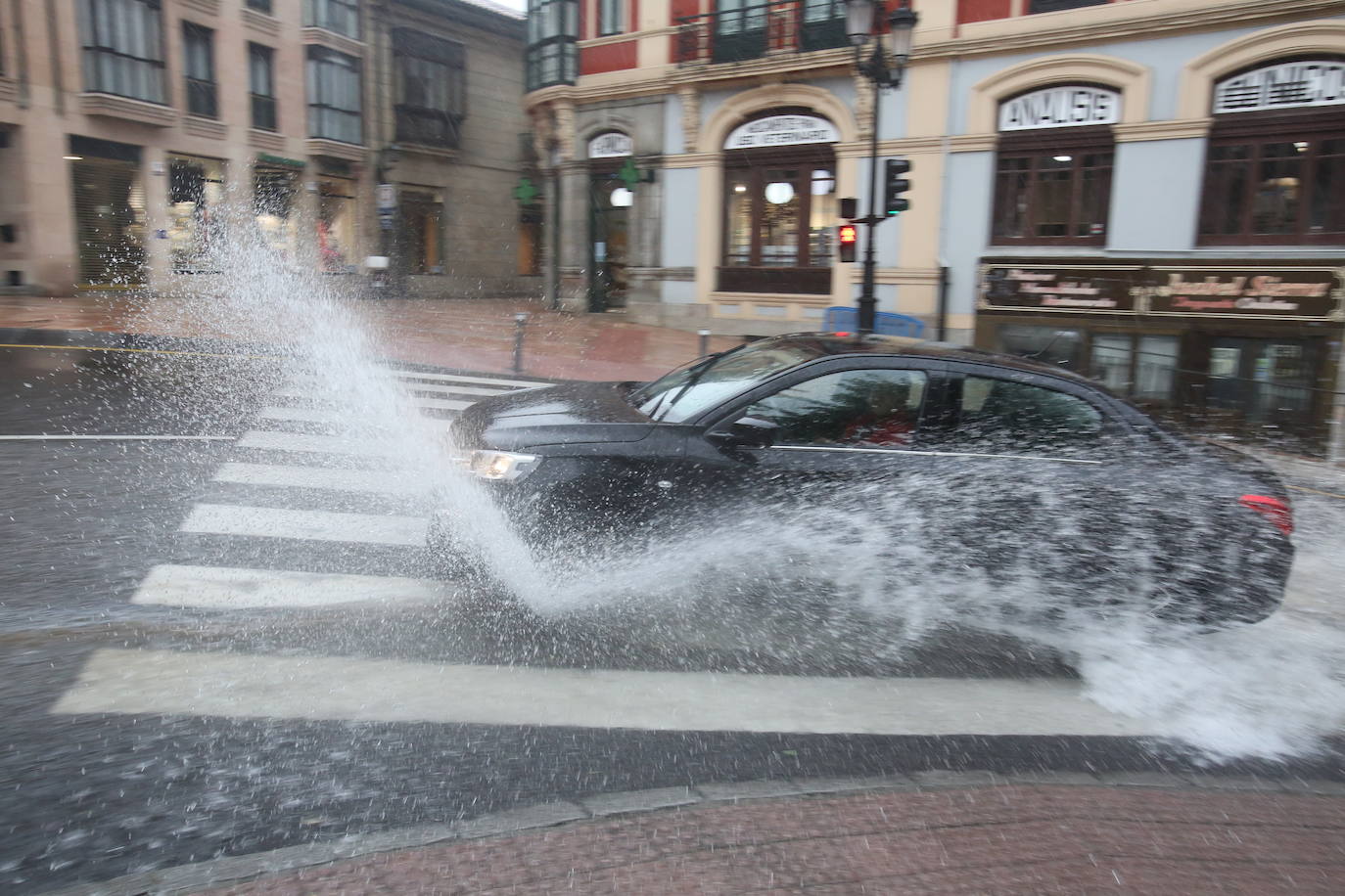 Una fuerte tormenta sorprendió a los asturianos a primera hora de la tarde. La fuerte lluvia caída obligó a cortar la circulación en algunas calles de Oviedo y a trasladar la vacunación en Gijón de El Molinón a Perchera-La Braña.