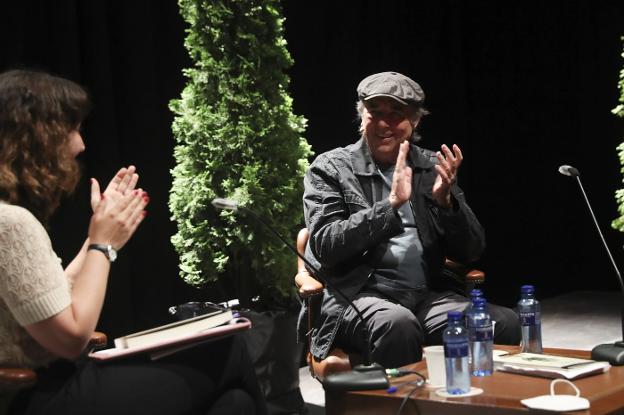 Alicia Álvarez y Joan Manuel Serrat al final de la charla. Debajo, el público, que completó el aforo del Antiguo Instituto, y el cantante con Carmen Yáñez, viuda de Luis Sepúlveda. 