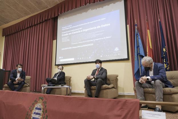 El director de la EPI Juan Carlos Campo, el rector Ignacio Villaverde, el consejero Borja Sánchez y el catedrático Antonio Bahamonde, durante la presentación del grado que se impartirá el próximo curso. 