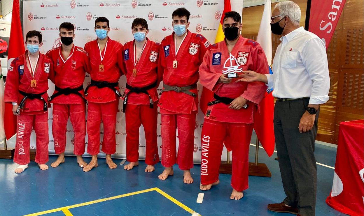 El equipo avilesino que compitió en el torneo de Santander. 