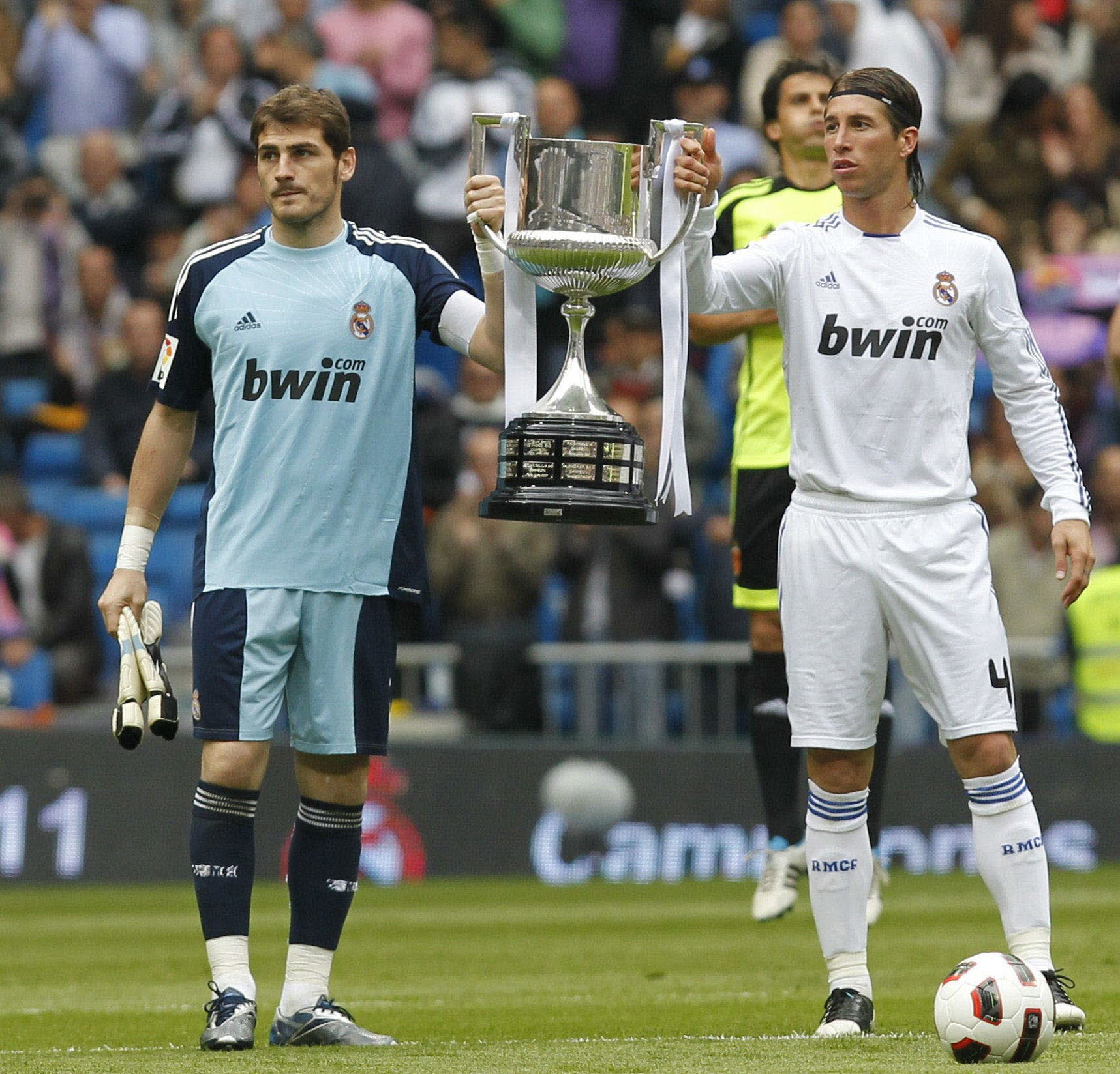 Año 2011. Iker Casillas y Sergio Ramos ofrecen al público del Bernabéu el trofeo de la copa del Rey.