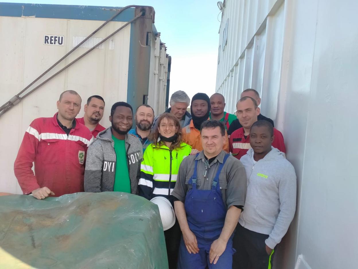 La plantilla que permanecía en el buque, junto a Luz Baz, de ITF. 