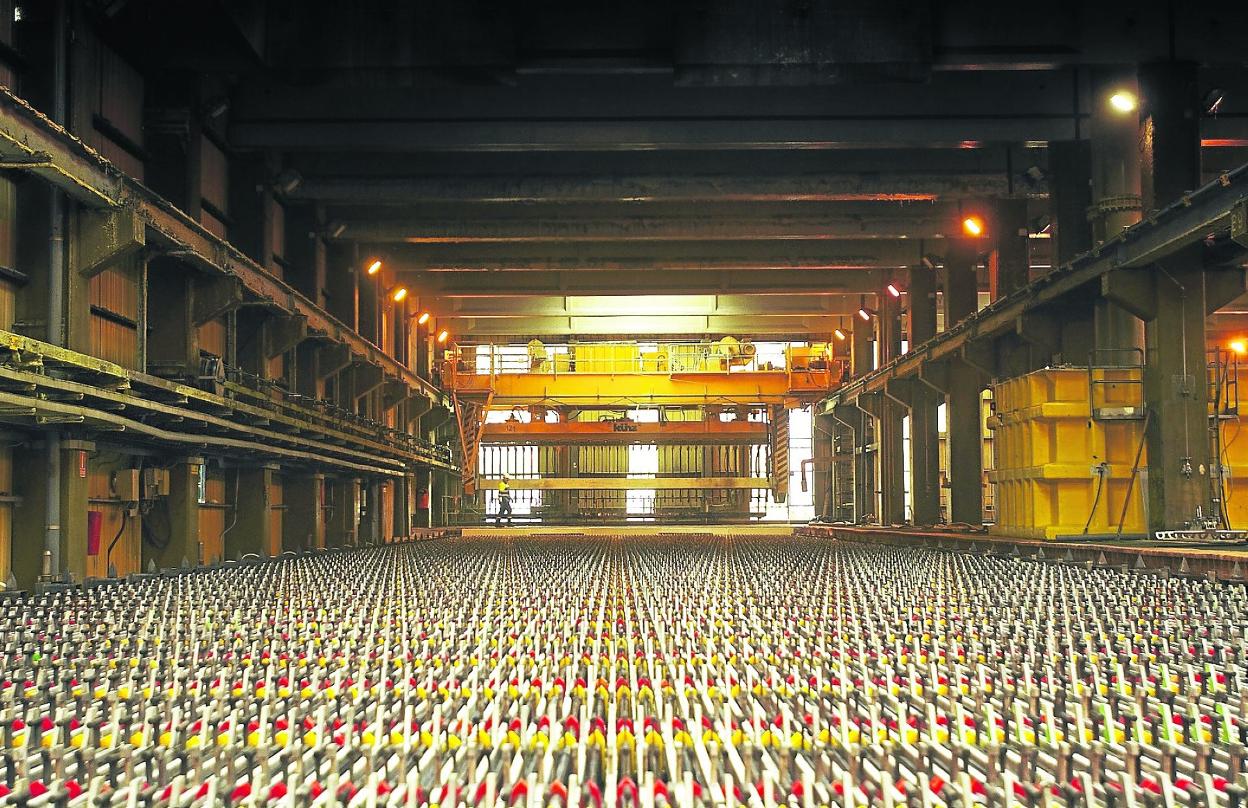 Sala de electrolisis en Asturiana de Zinc. 